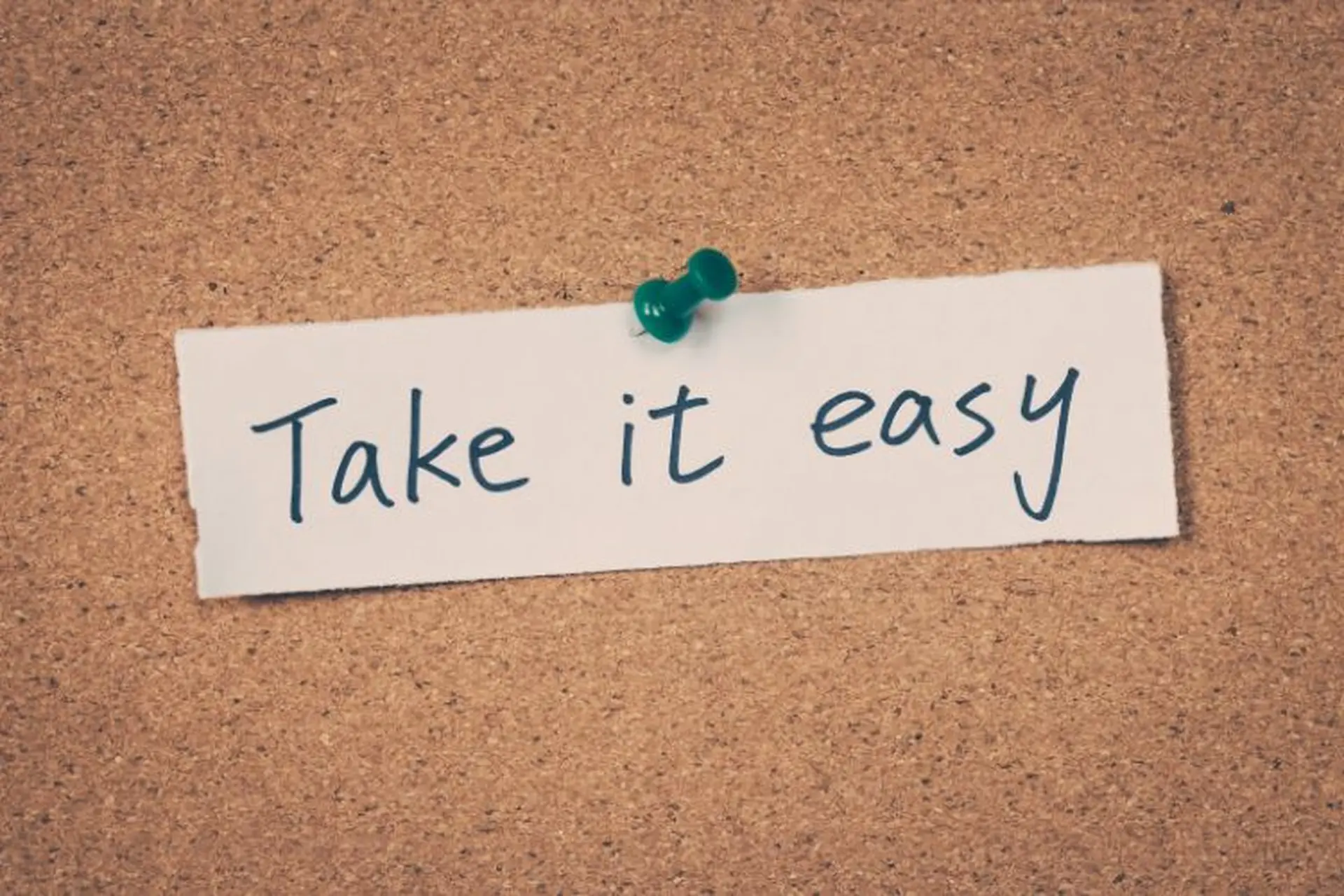 Take it easy là gì? Khám phá những cụm từ đồng nghĩa và trái nghĩa với ‘take it easy’