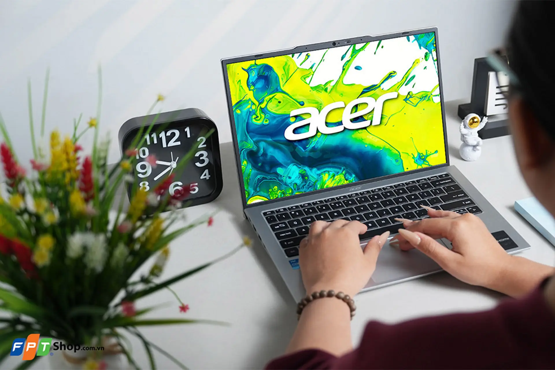 Tân sinh viên nên mua laptop nào? Thời điểm nào nên mua laptop?