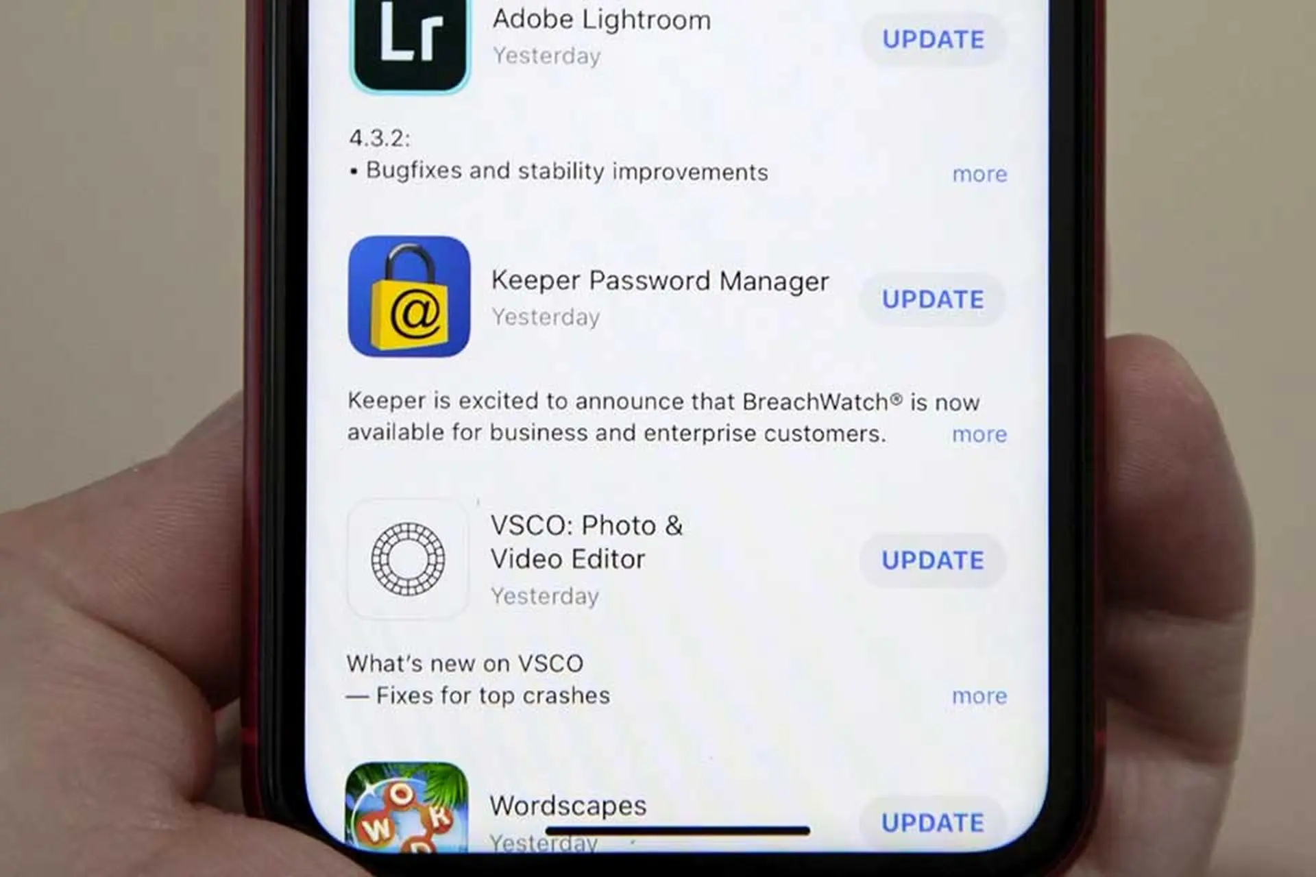 Cách tắt tải ứng dụng tự động trên App Store để iPhone không tự cập nhật nữa