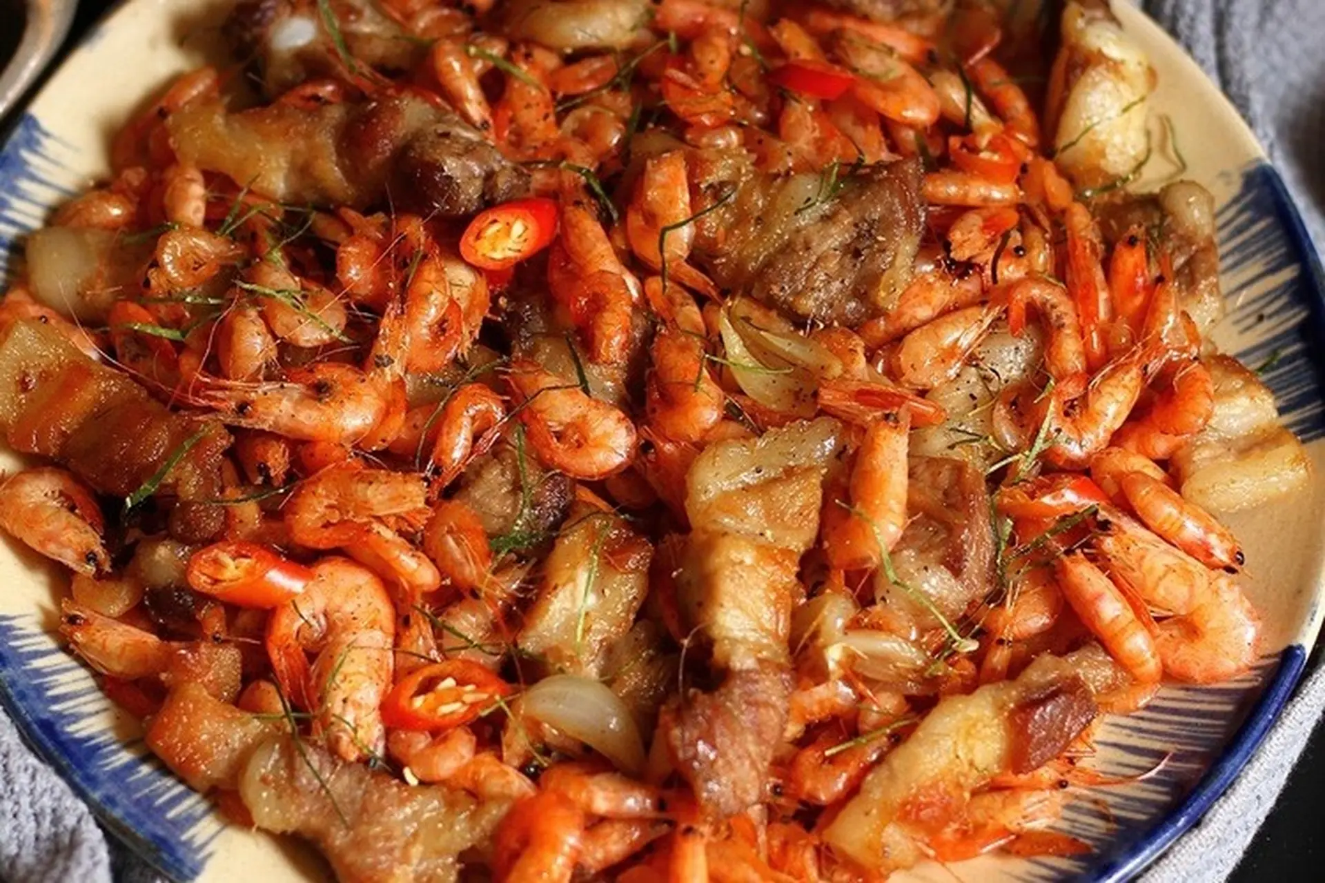 Gợi ý cách làm tép đồng rang ba chỉ mặn ngọt ngon cơm, dân dã mà khó quên tại nhà