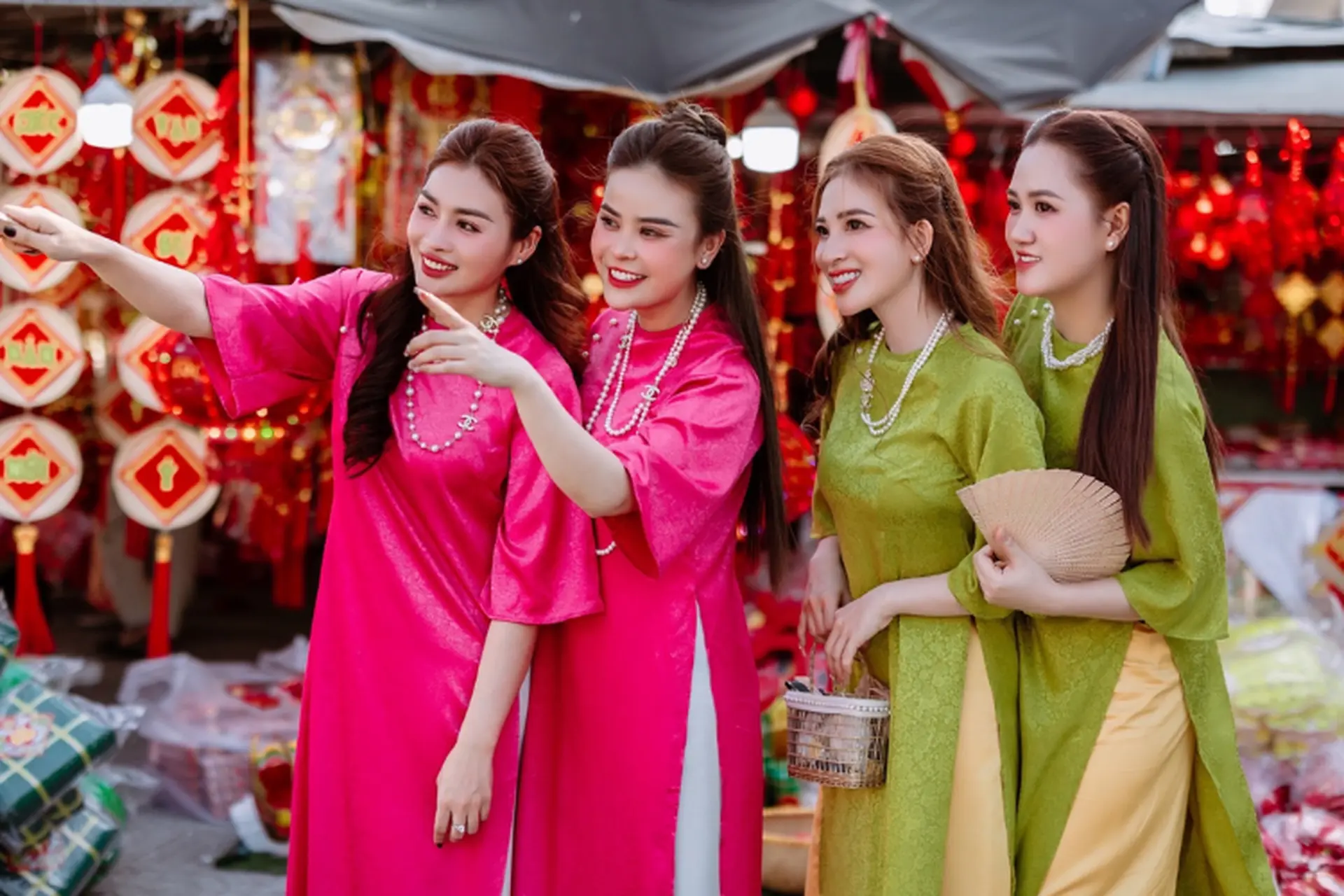 Tết 2025 mặc màu gì theo tuổi để gia tăng may mắn và tài lộc bạn có biết không?