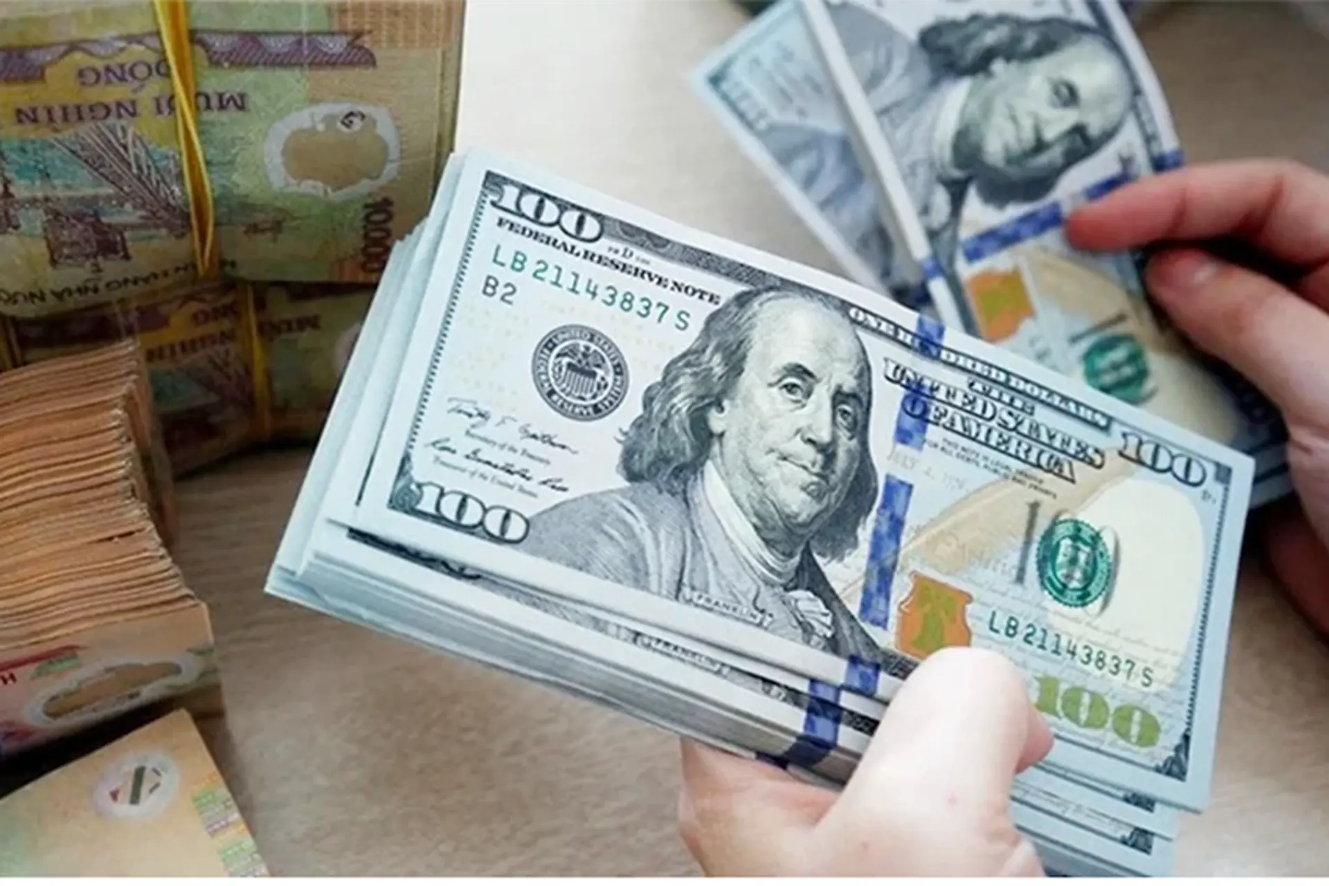 Thao túng tiền tệ là gì? Ảnh hưởng của nó đến tỷ giá, đầu tư và ngành ngân hàng Việt Nam
