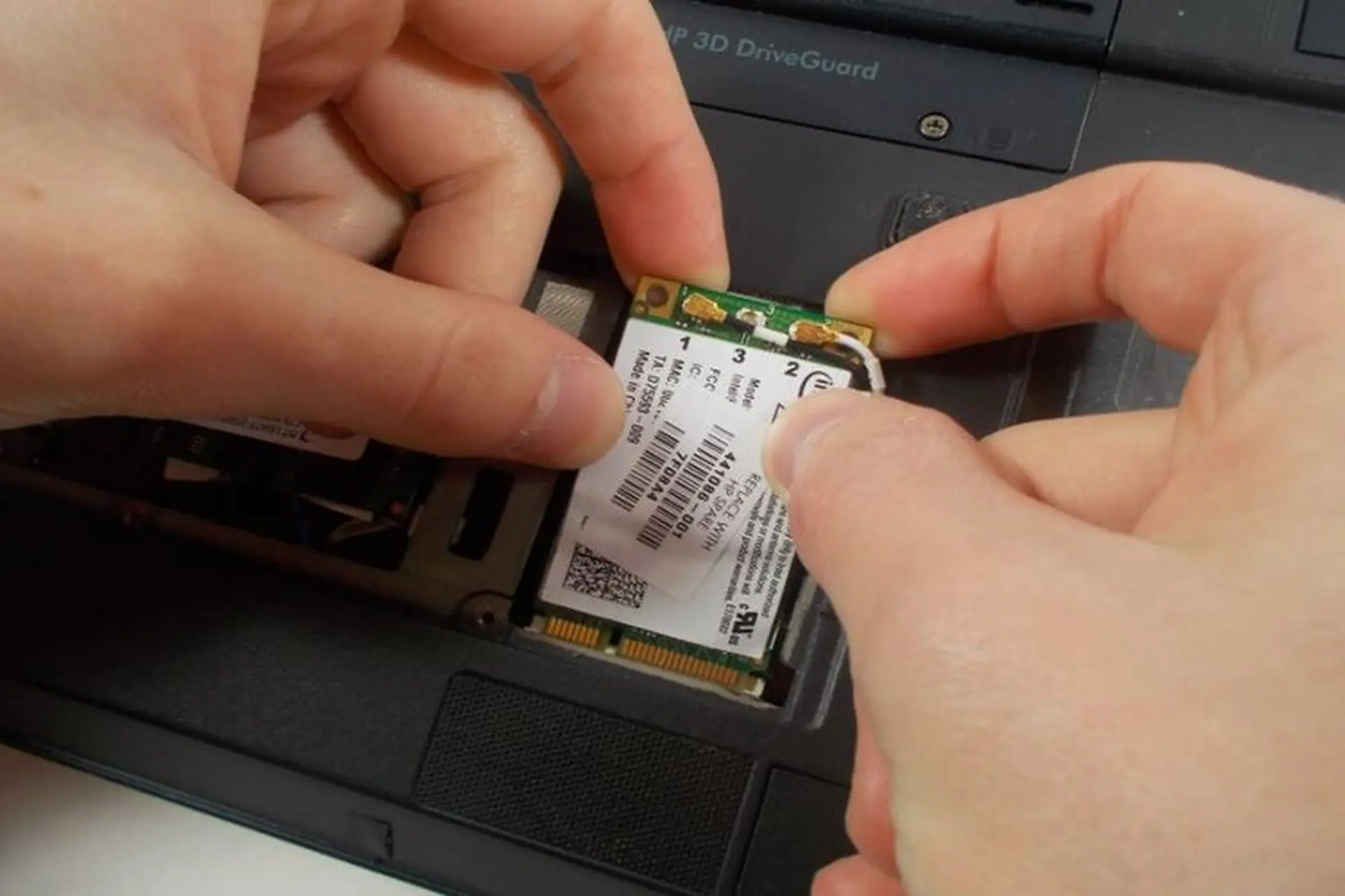 Hướng dẫn cách thay card WiFi laptop ngay tại nhà và những lưu ý quan trọng giúp máy tính hoạt động ổn định hơn