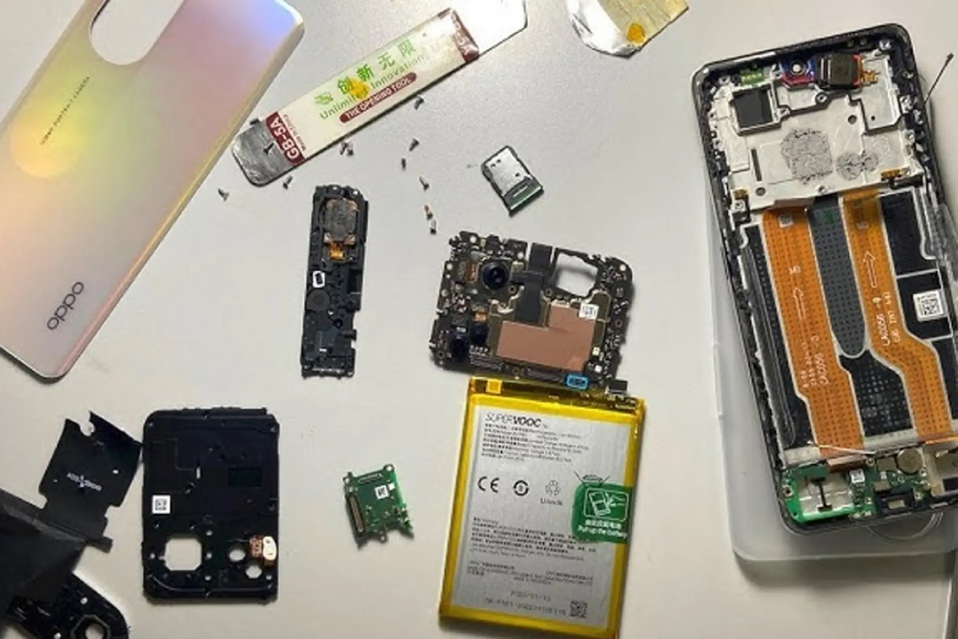Giá linh kiện điện thoại OPPO có đắt không? Những điều người tiêu dùng cần biết