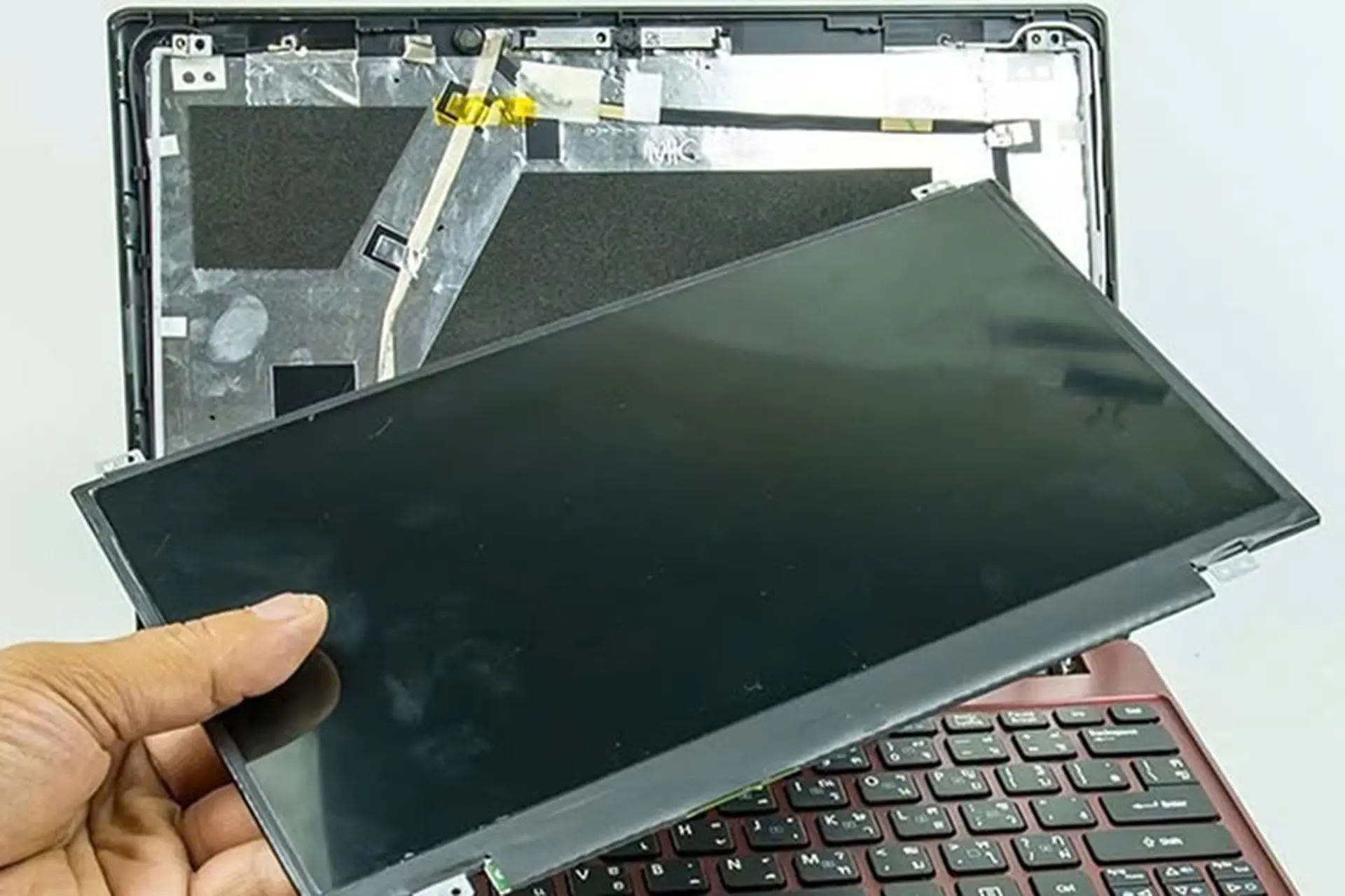 Thay màn hình laptop Lenovo giá bao nhiêu? Những dấu hiệu cho thấy bạn nên thay màn hình ngay