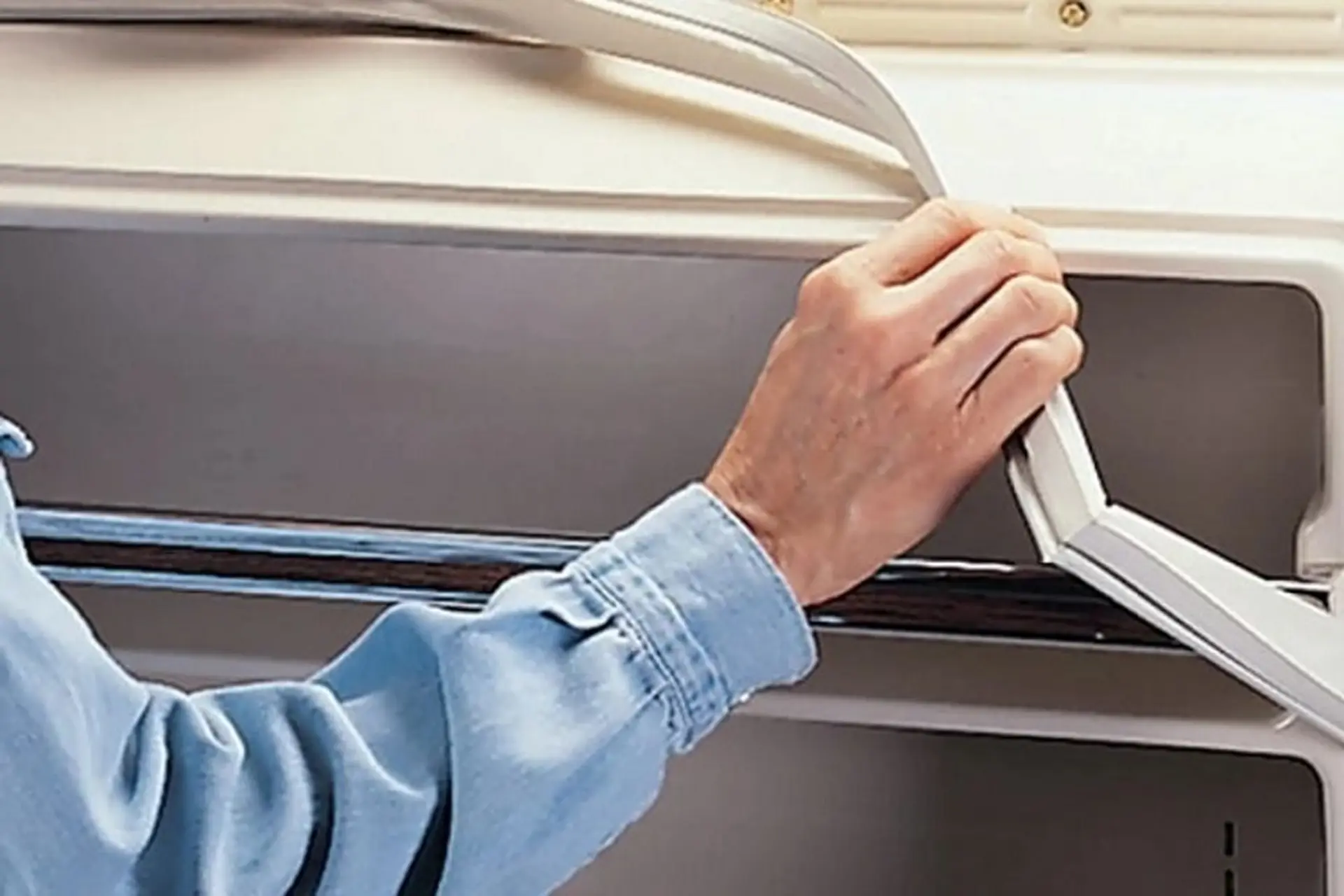 Hướng dẫn cách thay ron tủ lạnh Sharp đúng chuẩn kỹ thuật, đơn giản tại nhà