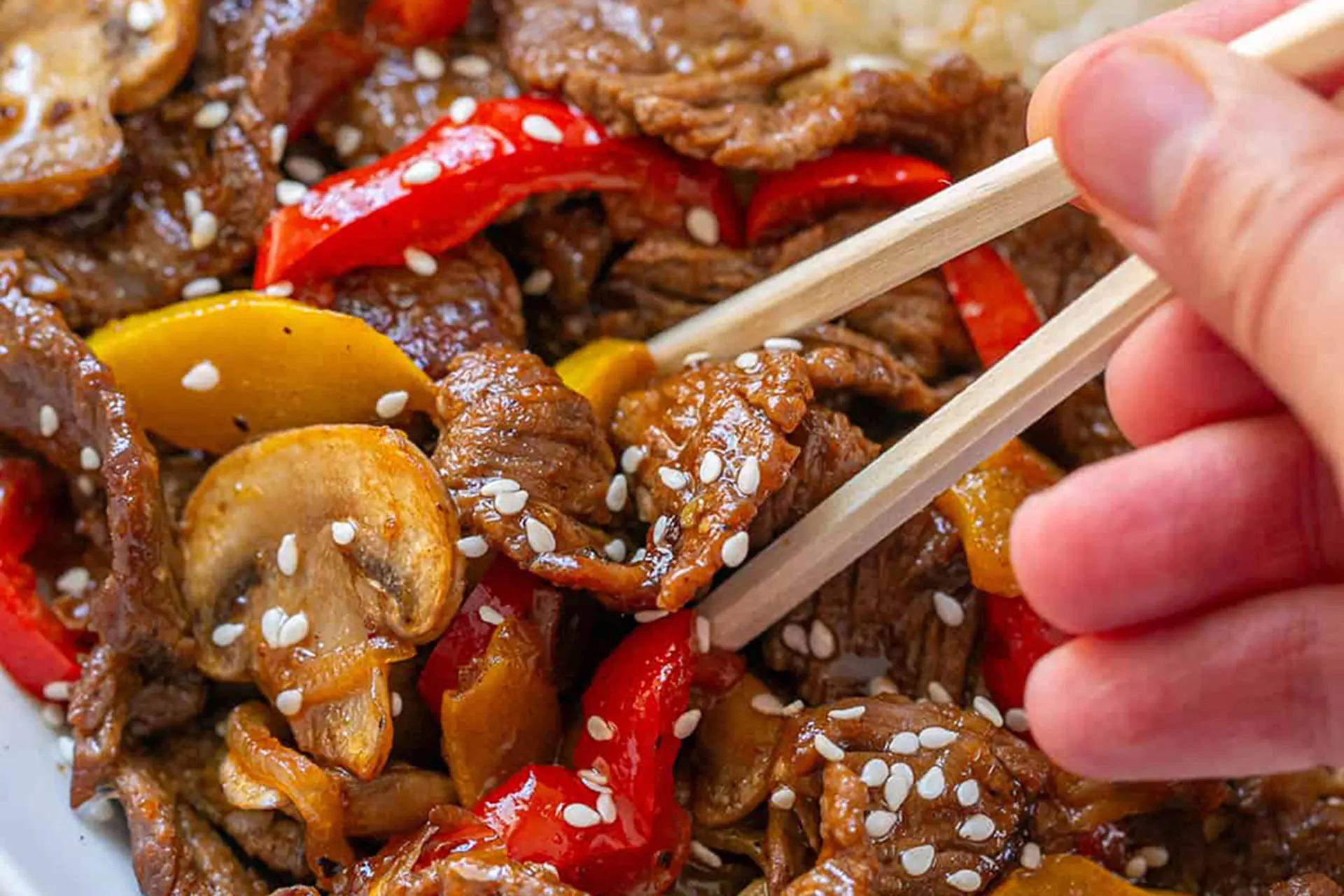 Thịt bò xào gì ngon? Gợi ý những món bò xào đậm đà, dễ làm, ăn là ghiền ngay