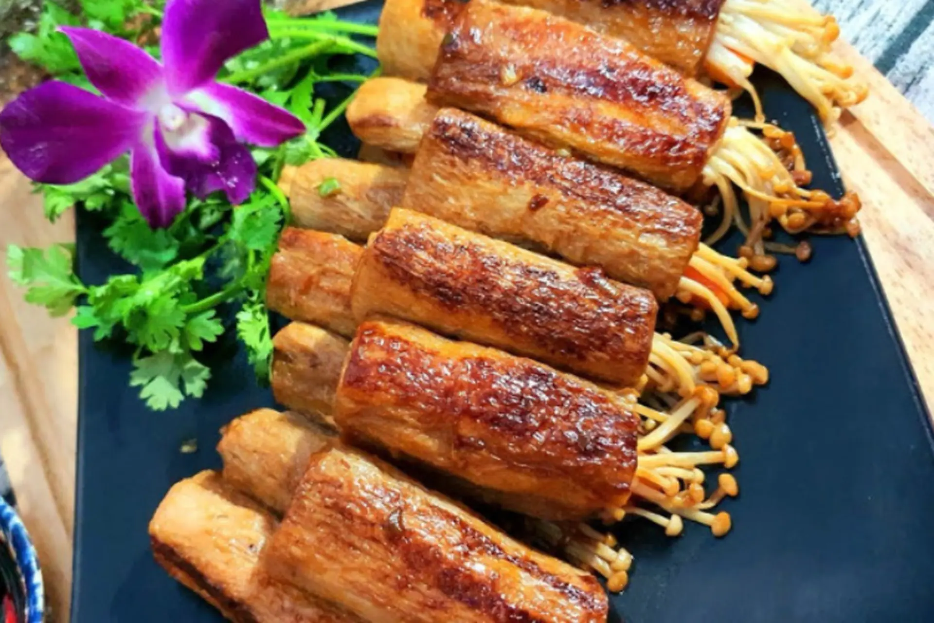 Hướng dẫn cách làm thịt cuộn nấm kim châm chay cực cuốn, thơm ngon, bắt mắt như ngoài hàng