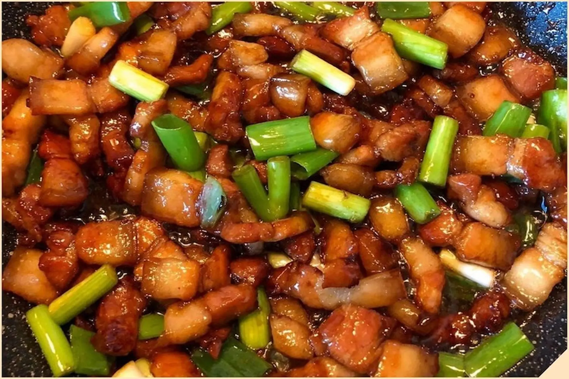 Thịt rang cháy cạnh có nên dùng chảo chống dính để món ăn vừa ngon vừa chuẩn vị truyền thống?
