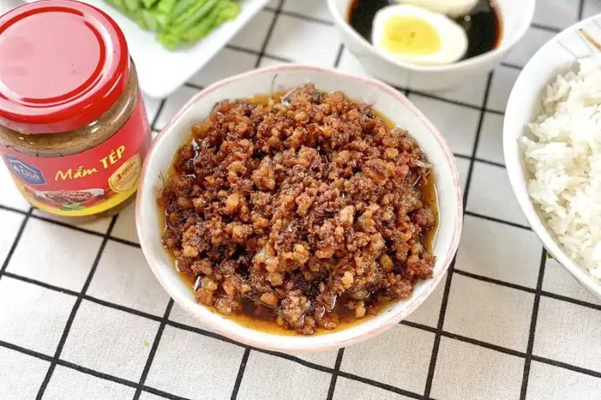 Hướng dẫn cách làm thịt rang mắm tép hấp dẫn, mẹ chồng cũng phải tấm tắc khen ngon