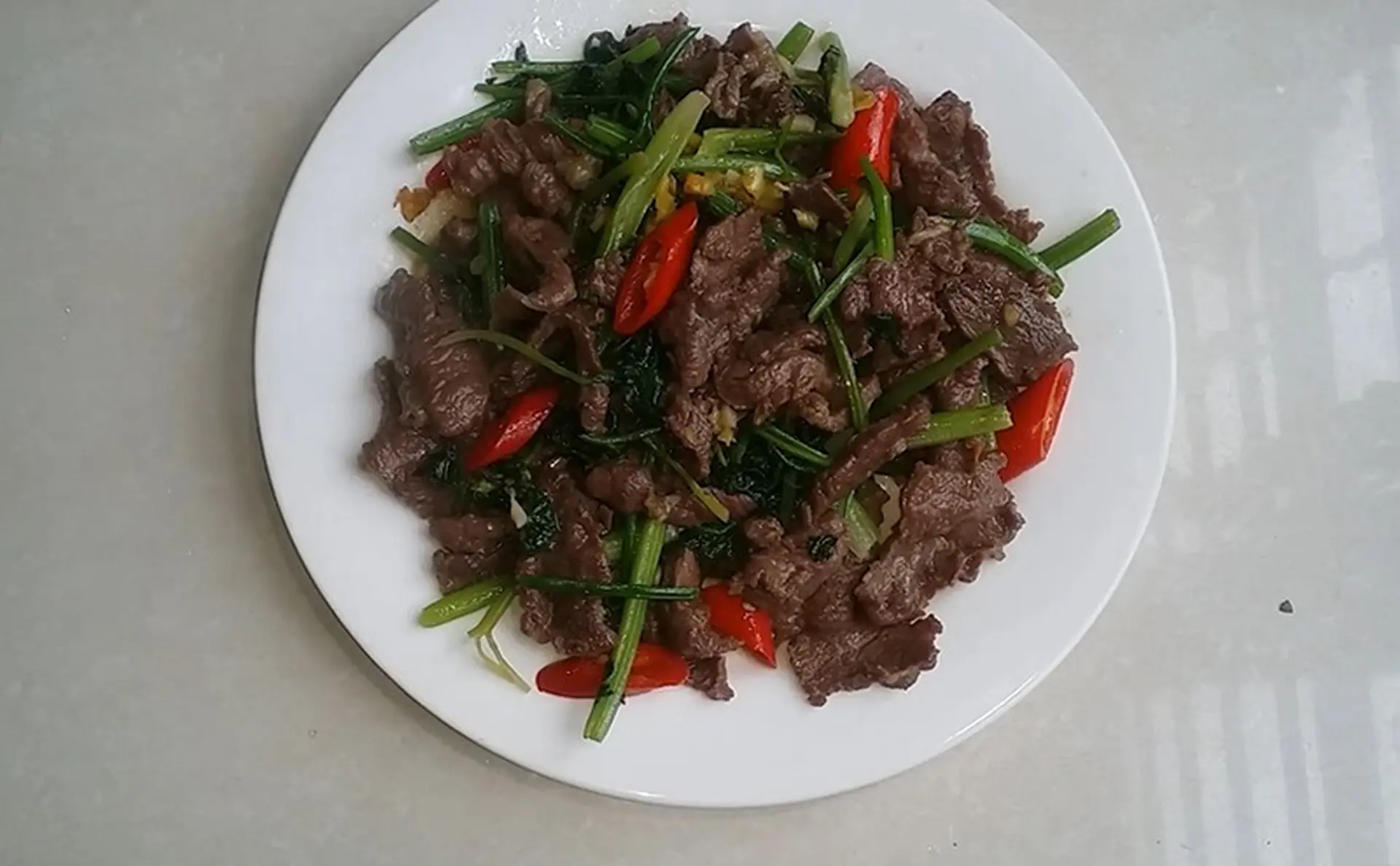 Thịt trâu xào cần tây – Món ăn giàu dinh dưỡng, thơm ngon, dễ làm tại nhà cho bữa cơm gia đình