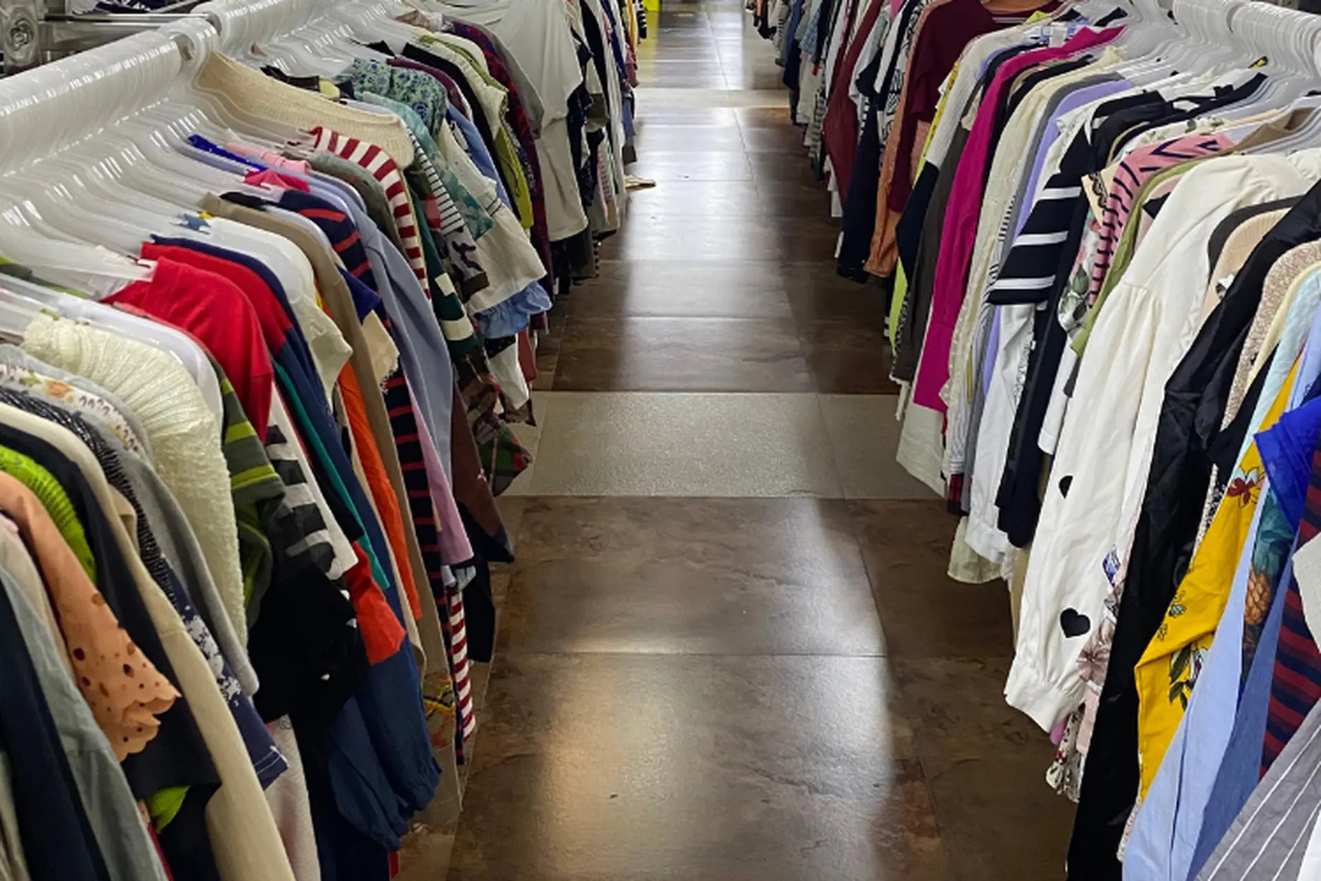 Thrift shop là gì? Giải mã xu hướng mua sắm đồ cũ tiết kiệm và bền vững đang lên ngôi