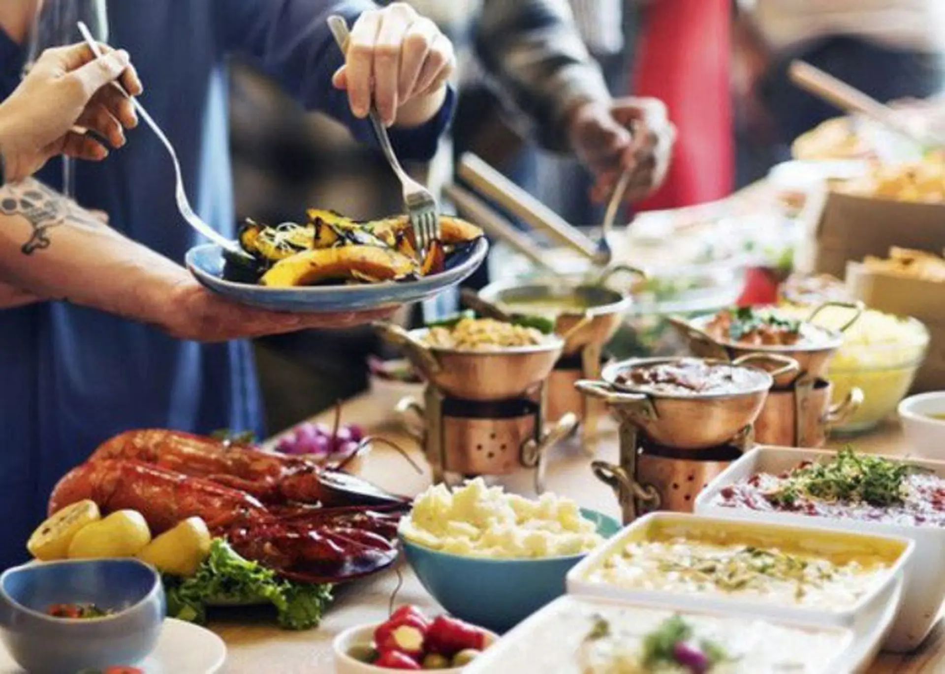 Thực đơn buffet thường có những món khai vị, món chính và tráng miệng cơ bản nào?