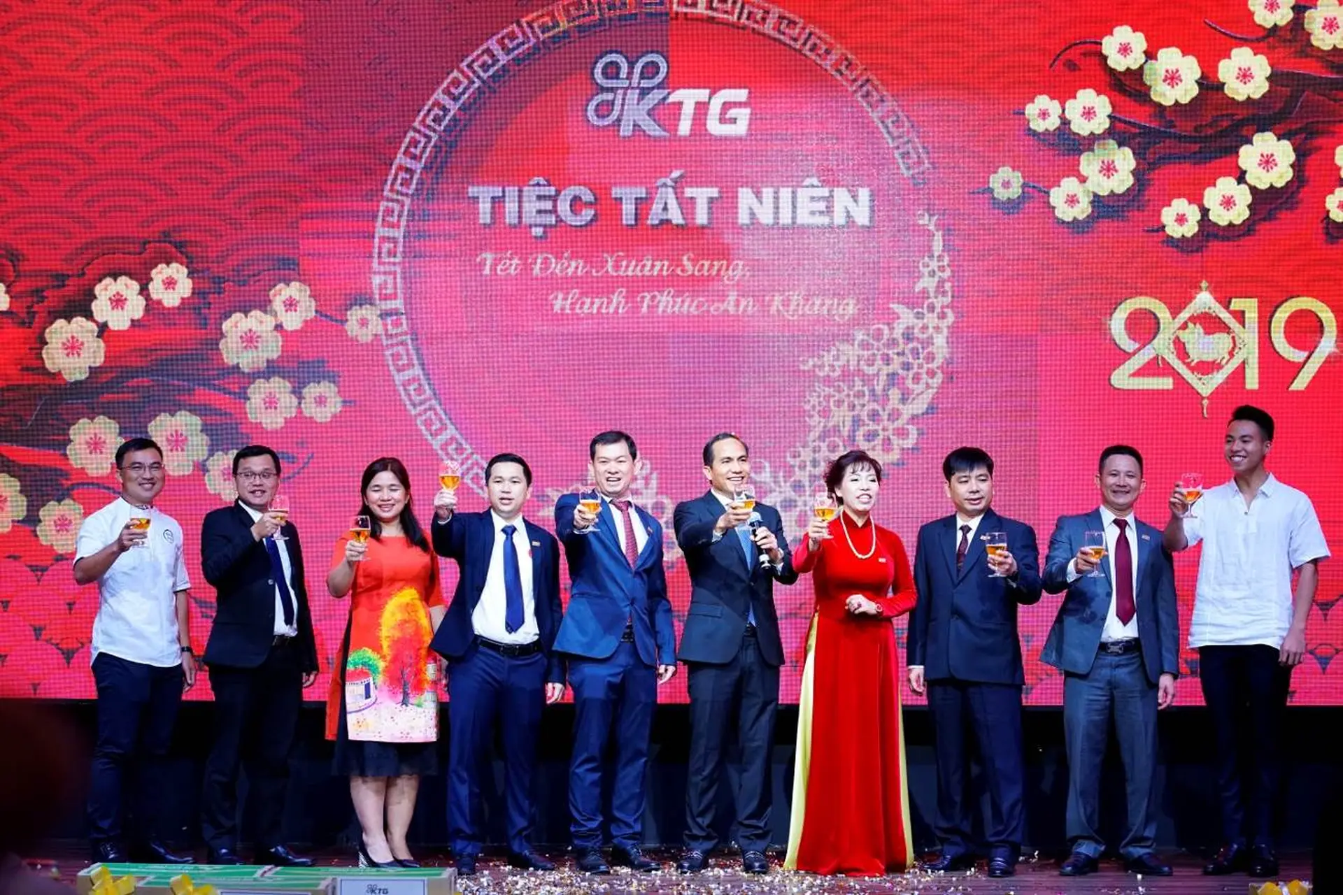 Tiệc tất niên công ty là gì? Cách thức tổ chức để có một bữa tiệc tất niên đáng nhớ nhất!