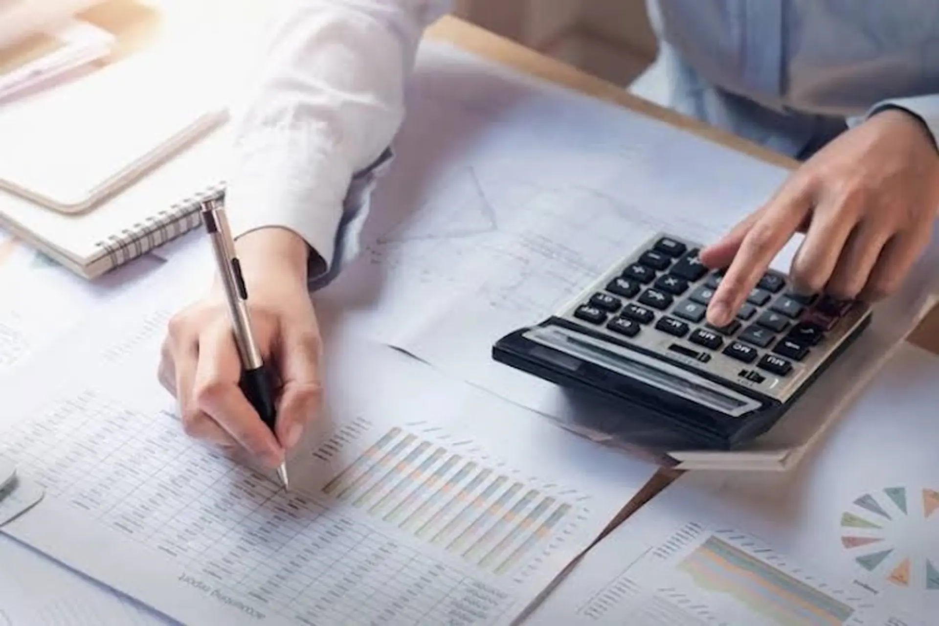 Tiền công và tiền lương khác nhau như thế nào? Phân biệt chi tiết từ A đến Z dành cho người lao động