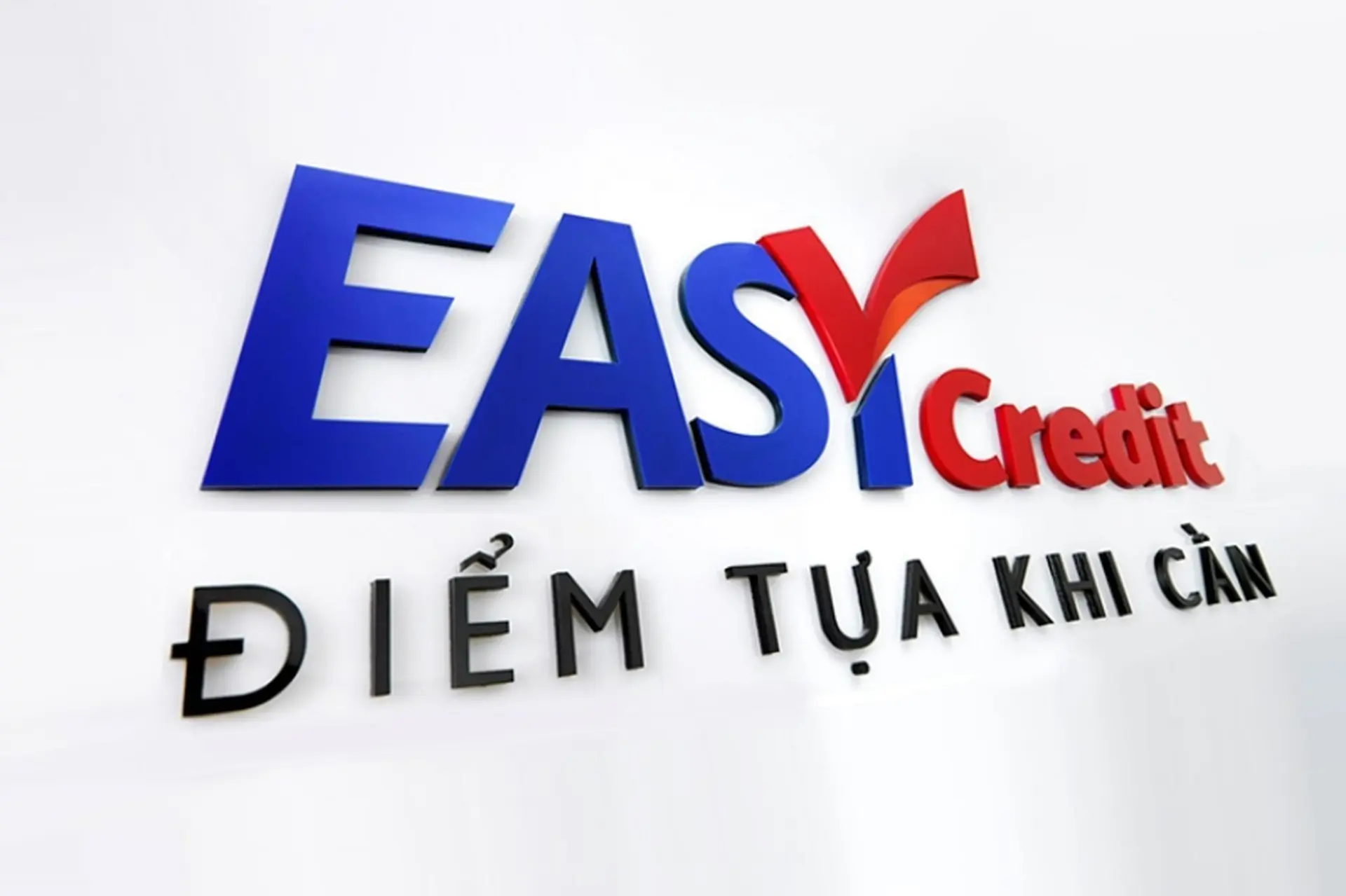 KHÁCH HÀNG ĐANG LÀM THỦ TỤC VAY TIỀN TIÊU DÙNG QUA EASY CREDIT