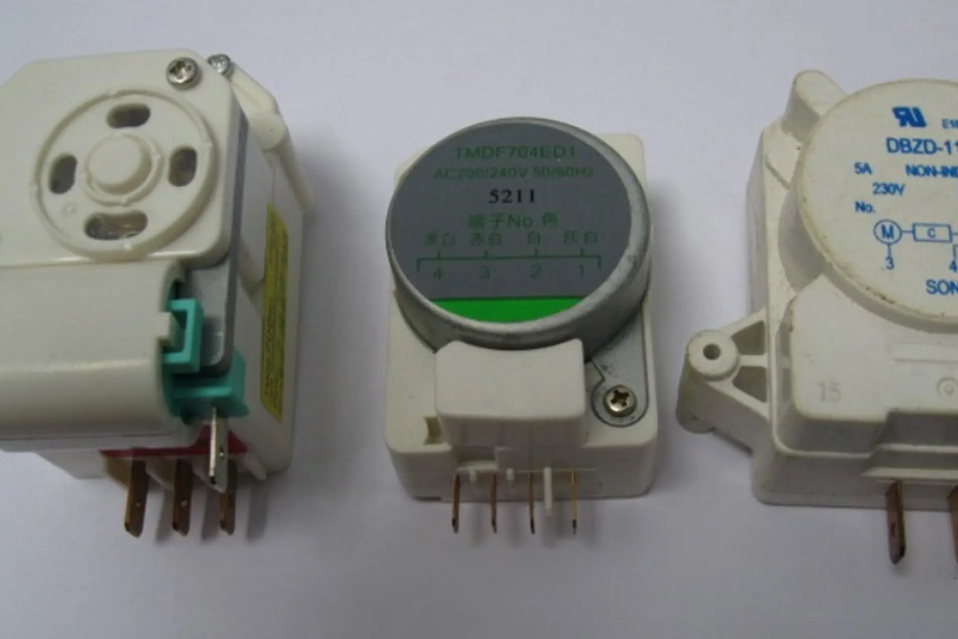 Timer tủ lạnh Sharp là gì? Cấu tạo và nguyên lý hoạt động trong hệ thống xả đá tự động