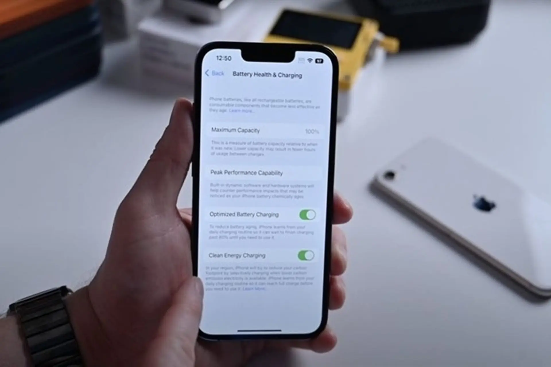 Tính năng sạc năng lượng sạch trên iPhone là gì? Giải pháp sạc thông minh cho môi trường và pin