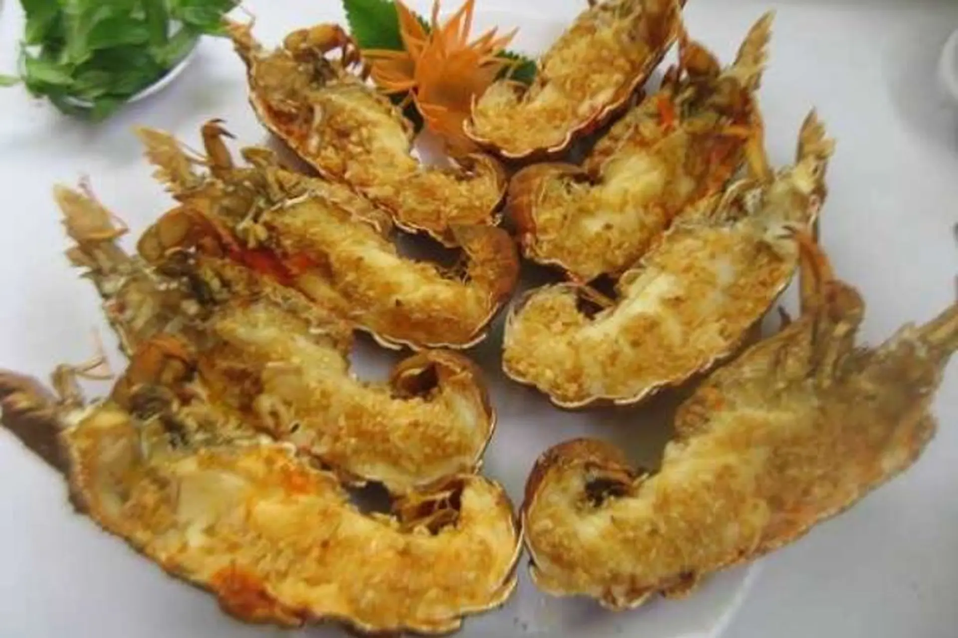 Hướng dẫn cách làm tôm mũ ni cháy tỏi: Món ăn hấp dẫn và bổ dưỡng cho cả nhà