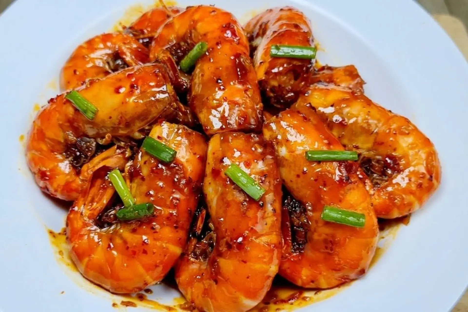 Bí quyết làm tôm rang lá chanh béo thơm, hấp dẫn và cách chọn tôm ngon không phải ai cũng biết