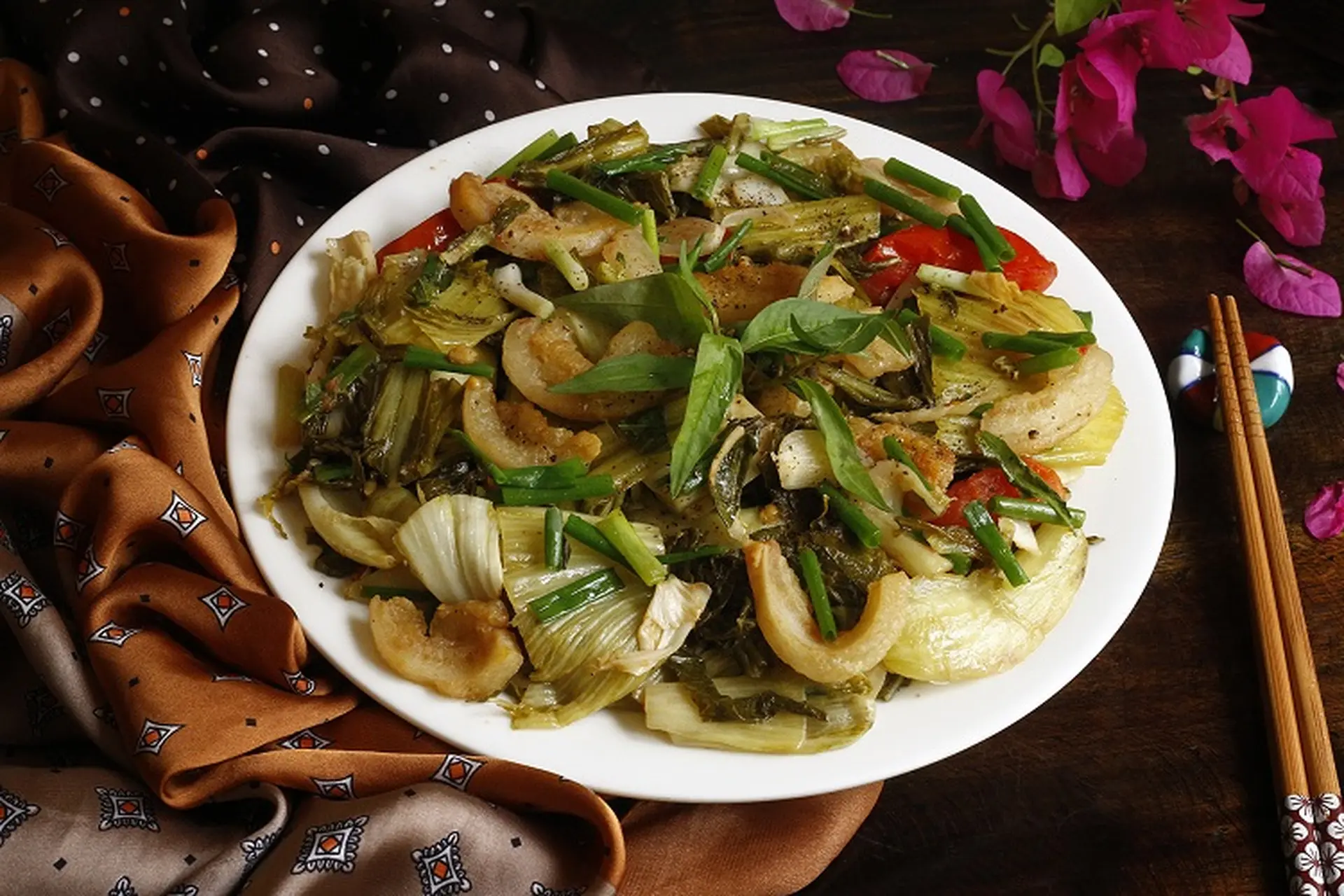 Vào bếp làm tóp mỡ xào dưa chua, ăn với cơm cực ngon mà làm "mồi nhậu" cũng cực hợp