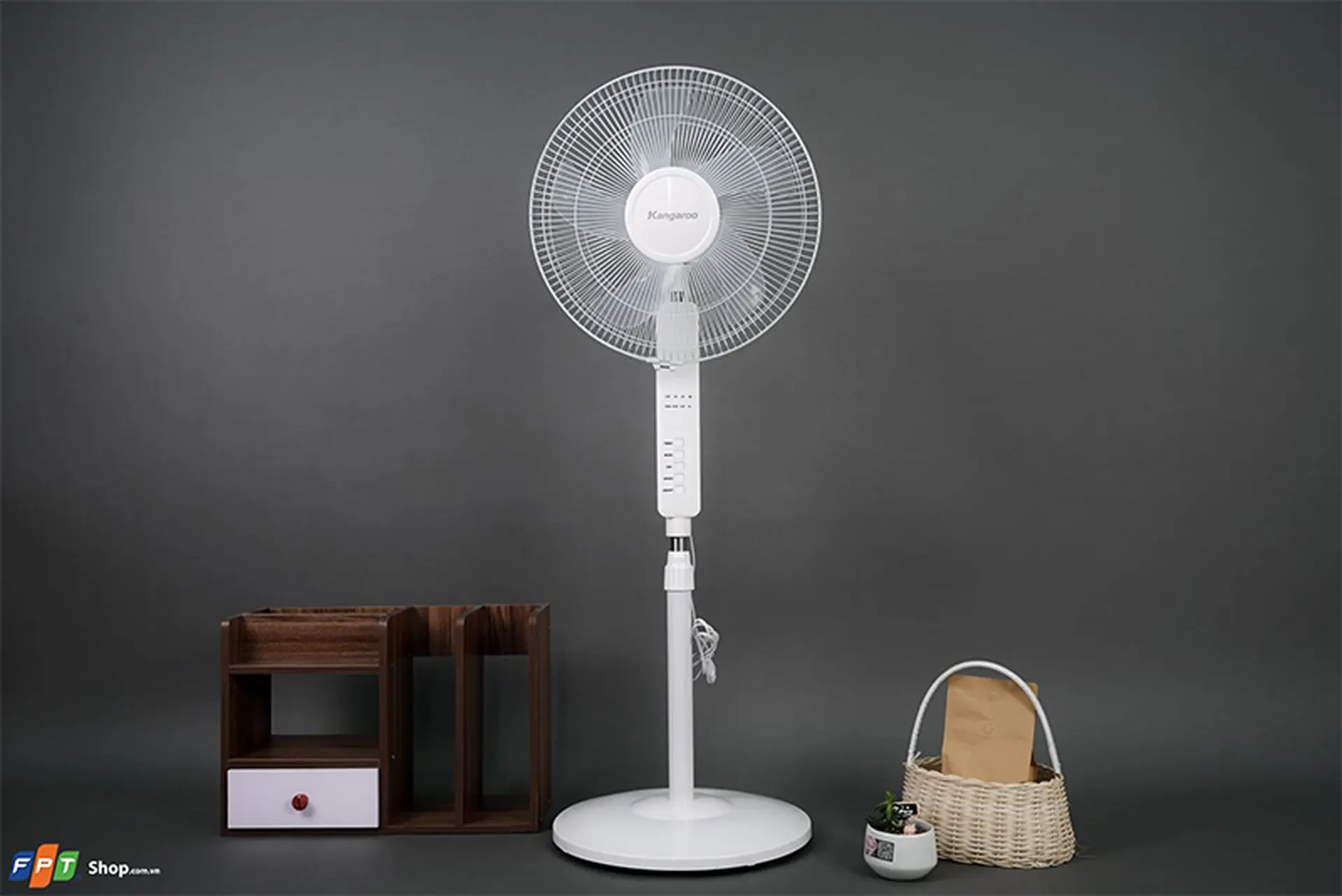 Top quạt đứng điều khiển từ xa đáng mua nhất hiện nay cho gia đình và văn phòng mùa hè