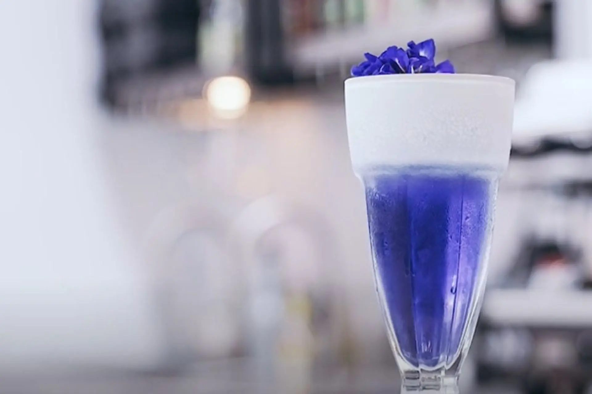 Hướng dẫn cách làm trà hoa đậu biếc macchiato tại nhà thơm ngon, đẹp mắt cực dễ