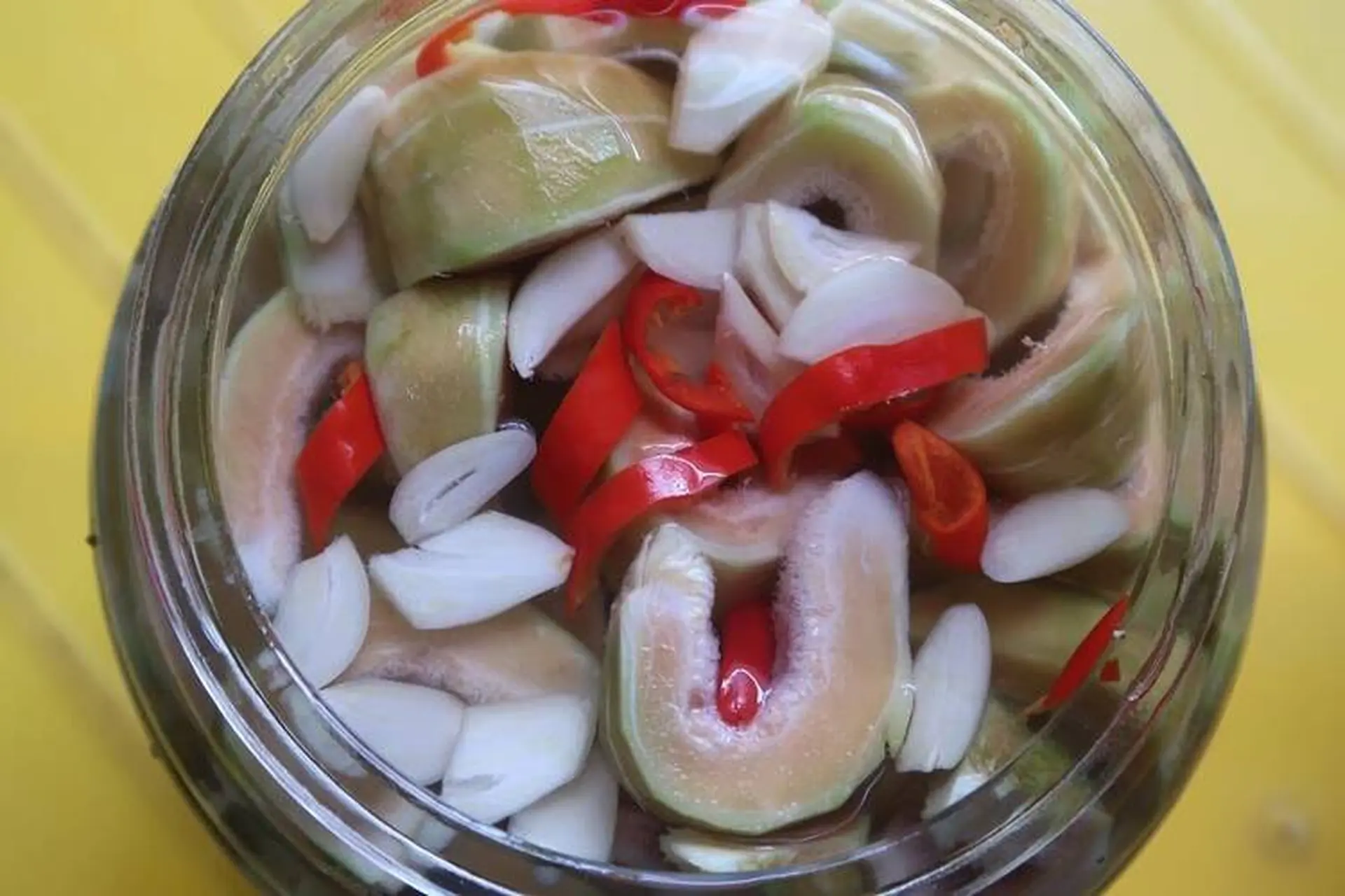 Mách bạn công thức làm trái vả muối chua giòn ngon, đơn giản, giải ngấy hiệu quả
