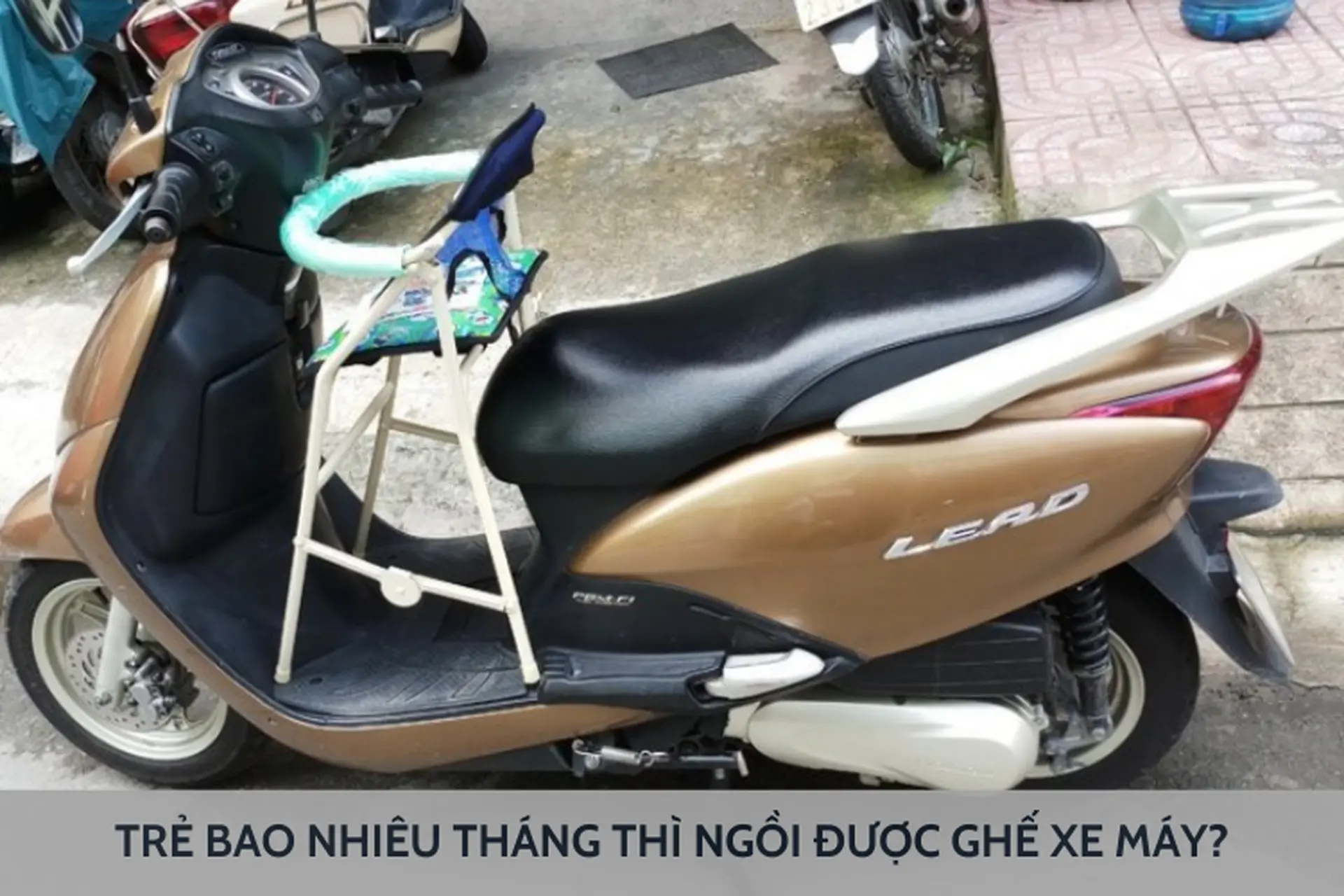 Trẻ bao nhiêu tháng thì ngồi được ghế xe máy? Có nên mua địu hay ghế ngồi xe máy cho bé không?