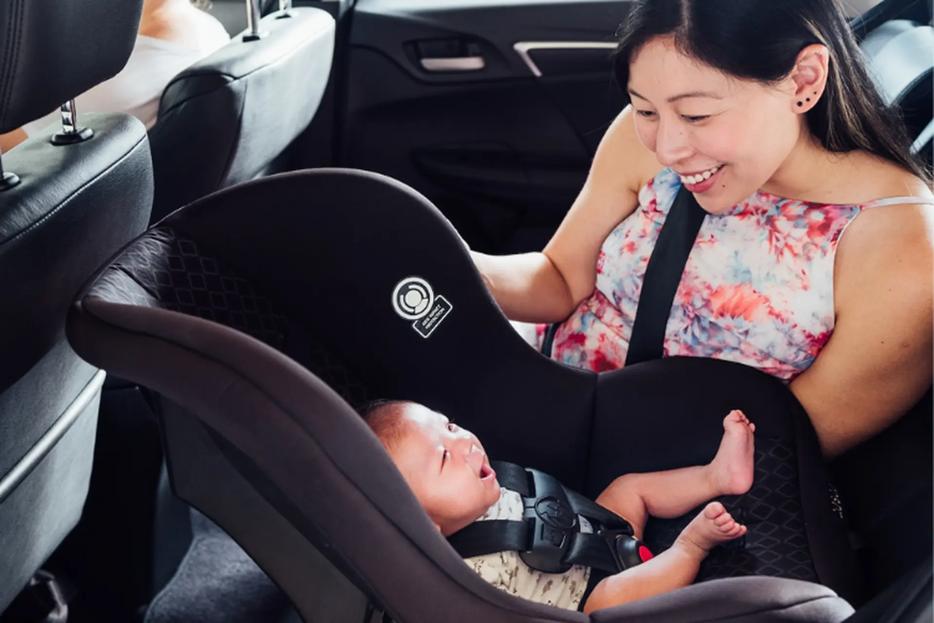 Trẻ em ngồi ô tô vị trí nào an toàn nhất? Những chỗ nguy hiểm mà cha mẹ cần tránh