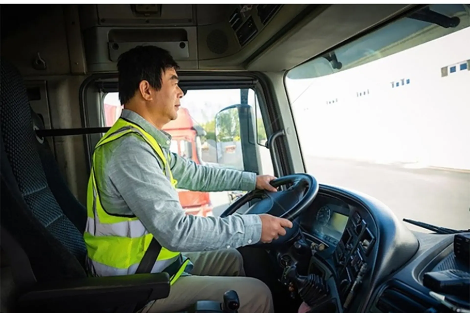 Người trên 70 tuổi có được lái xe ô tô B2 không? Khi tham gia giao thông cần giấy tờ nào?