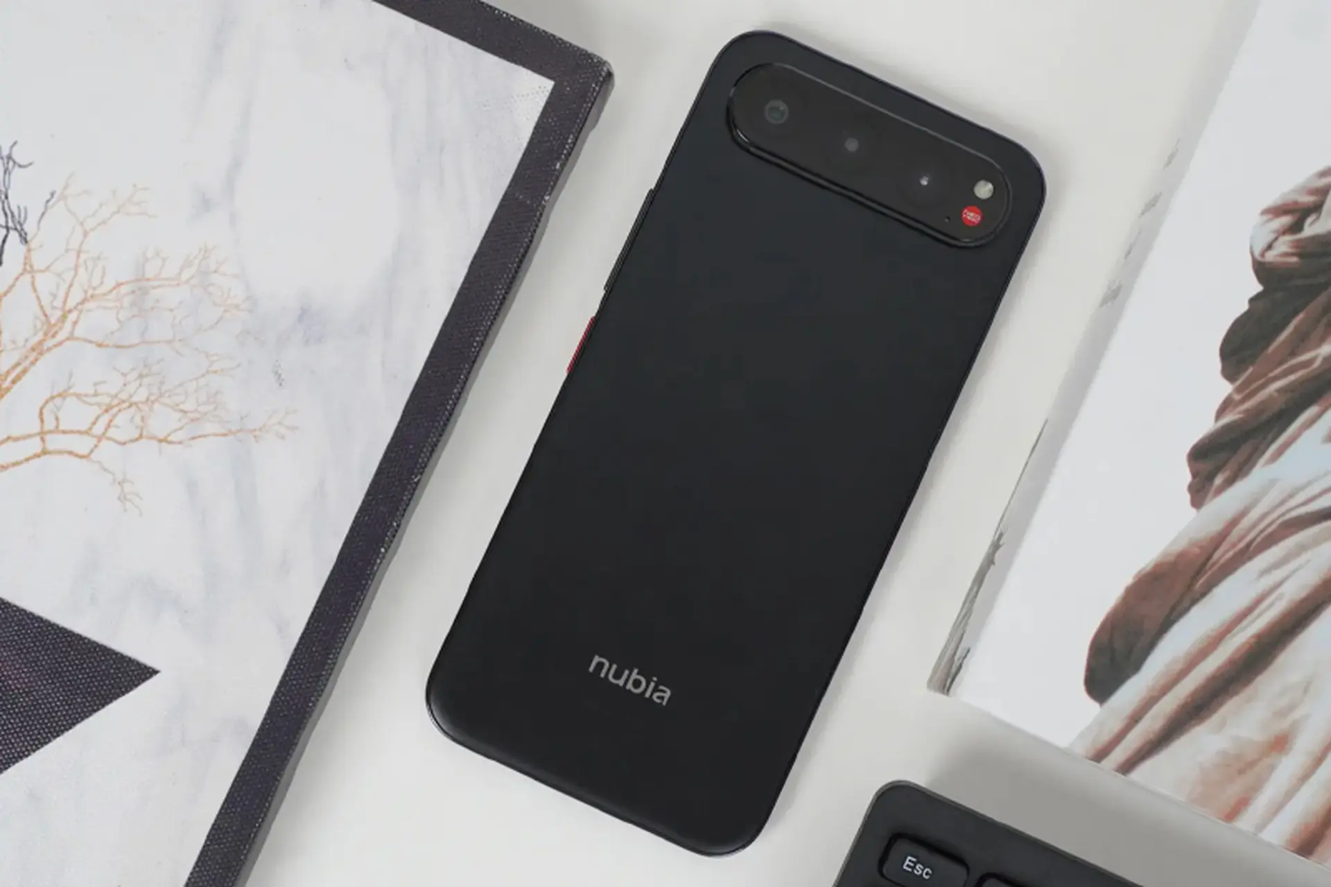 Trên tay Nubia Air: Màn hình AMOLED 1.5K, chip UNISOC T8300 5G và thiết kế siêu mỏng