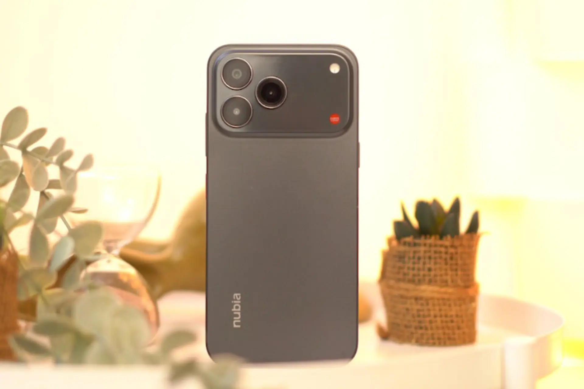 Trên tay Nubia V80 Design: Màn hình 6.75 inch 120 Hz, chip UNISOC T7280