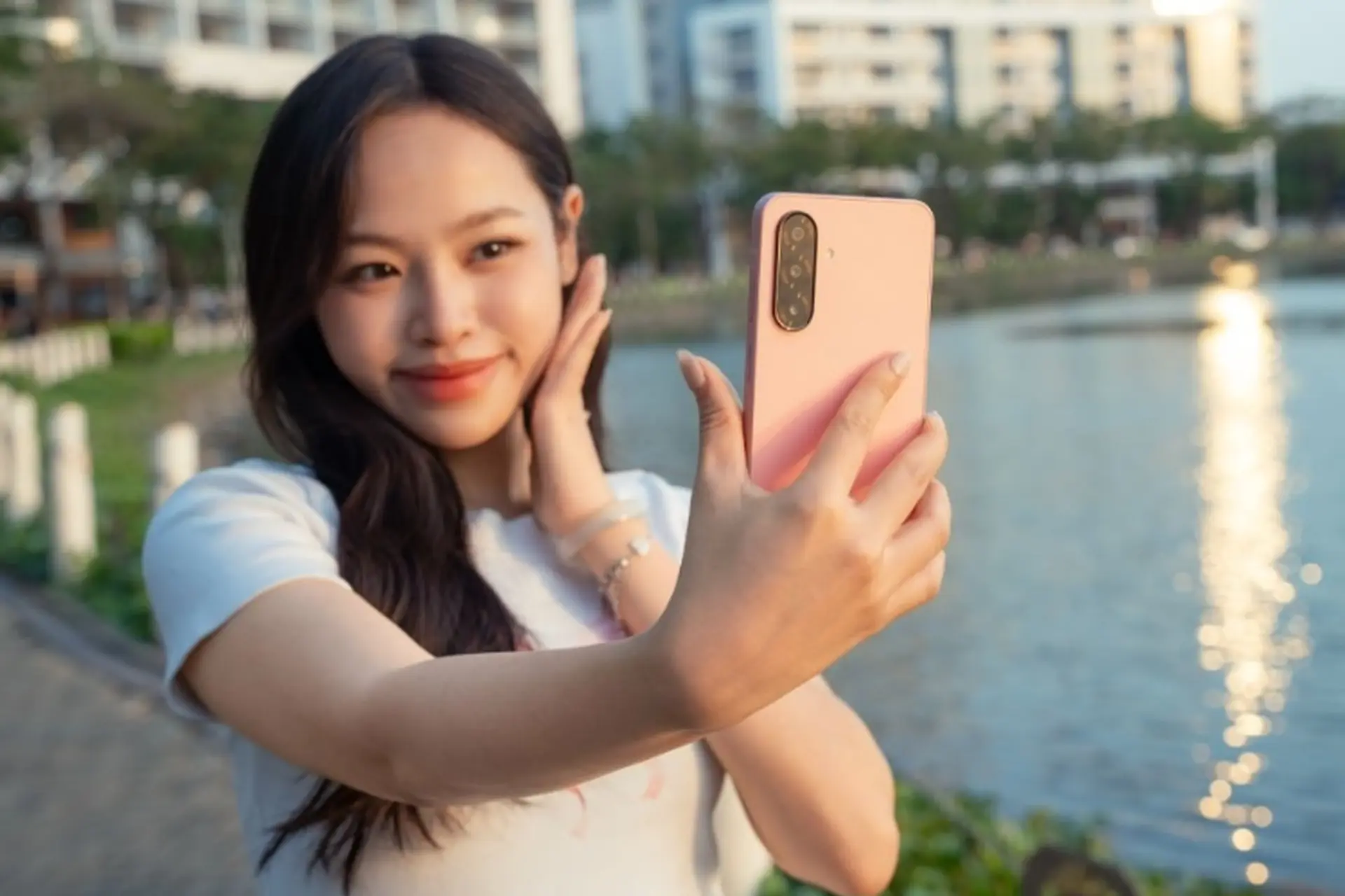 Trên tay và đánh giá Galaxy A26 5G: Chiếc điện thoại Samsung tích hợp AI và kháng nước IP67 giá phải chăng nhất