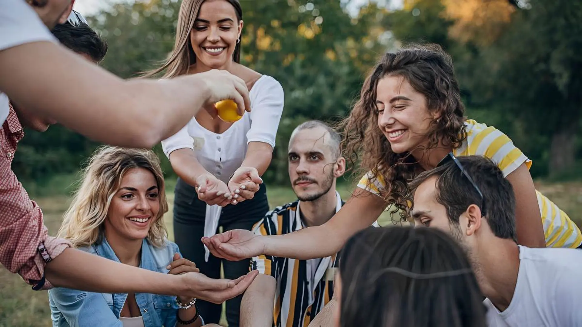Các trò chơi team building trong nhà và ngoài trời độc đáo, hấp dẫn, giúp gắn kết tinh thần đồng đội