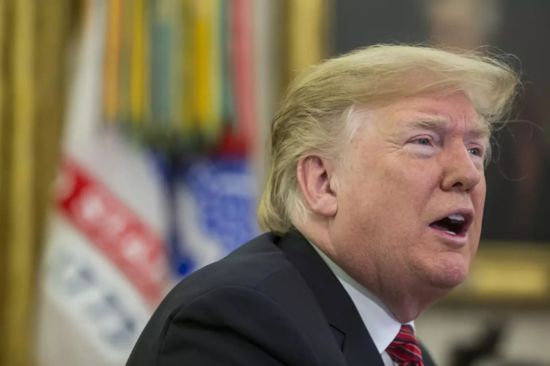 Trump tuyên bố đánh thuế 25% với iPhone và smartphone nhập khẩu: Apple, Samsung cùng "lãnh đạn"