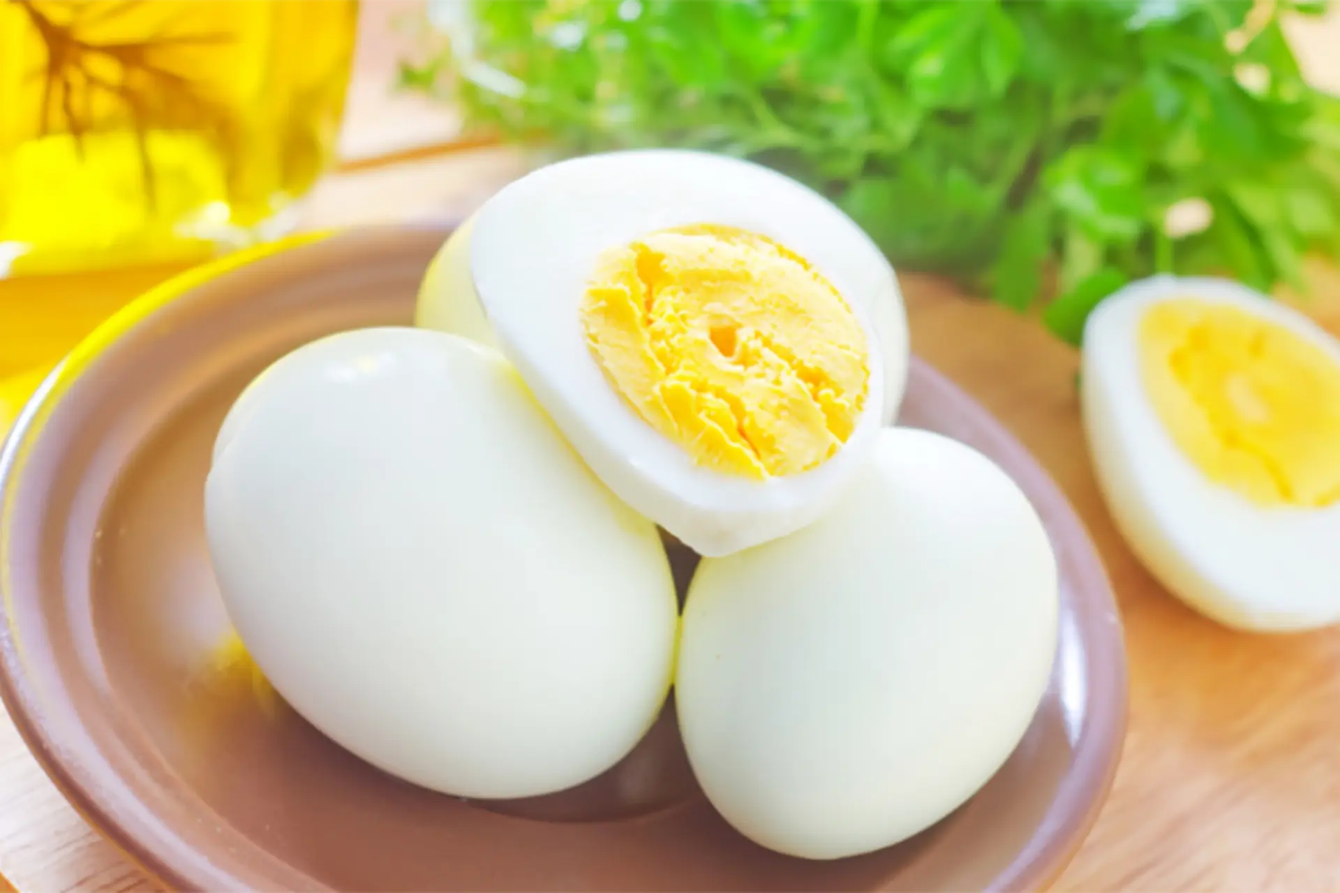 Trứng luộc để được bao lâu trong tủ lạnh? Để qua đêm có ăn được không?