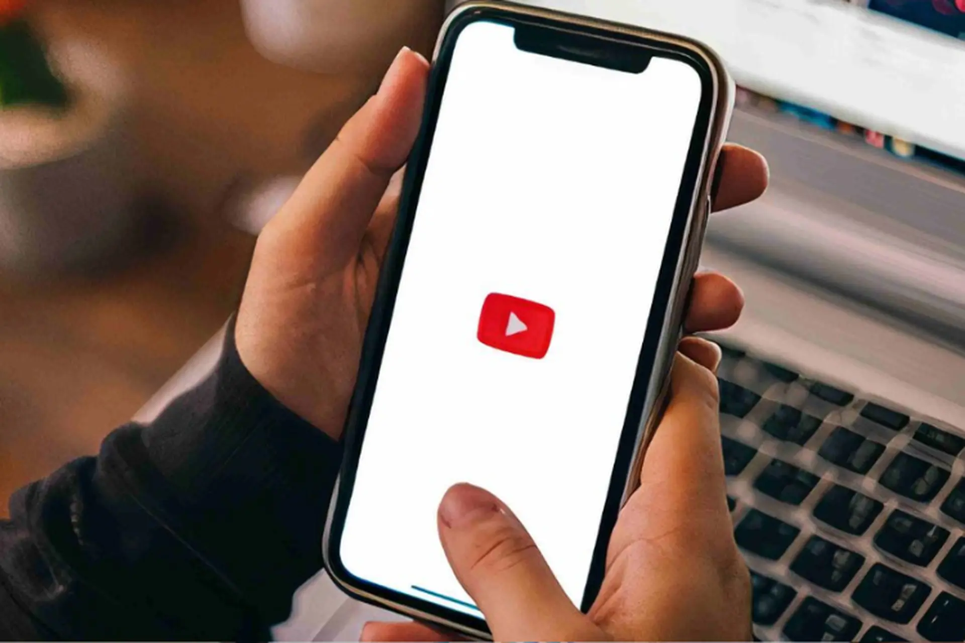 Cách tự động phát lại video trên YouTube trên điện thoại và máy tính đơn giản