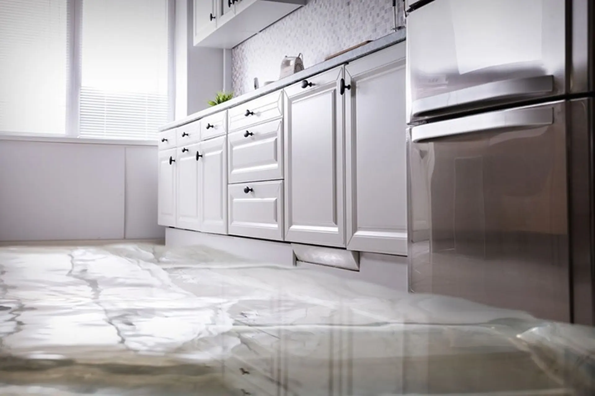 Tủ lạnh bị chảy nước có tốn điện không? Nguyên nhân và cách khắc phục hiệu quả