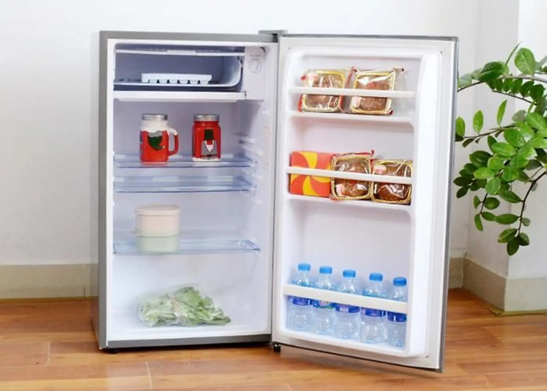 Những dòng tủ lạnh mini giá dưới 2 triệu nhỏ gọn, thích hợp để trong phòng ngủ