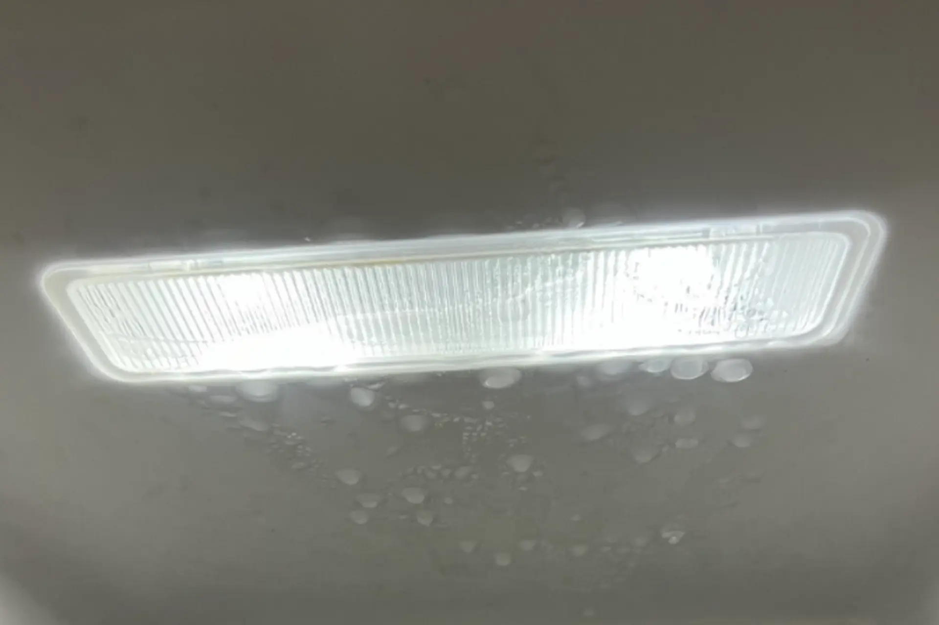 Tủ lạnh Sharp bị đọng hơi nước: Nguyên nhân, dấu hiệu và cách khắc phục hiệu quả