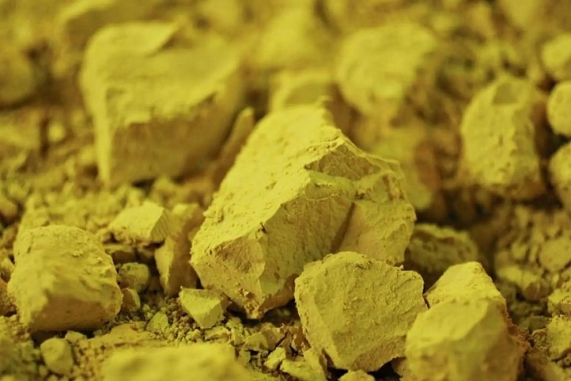 Uranium là gì? Đặc điểm, ứng dụng và những lưu ý an toàn cần biết trong đời sống hiện đại