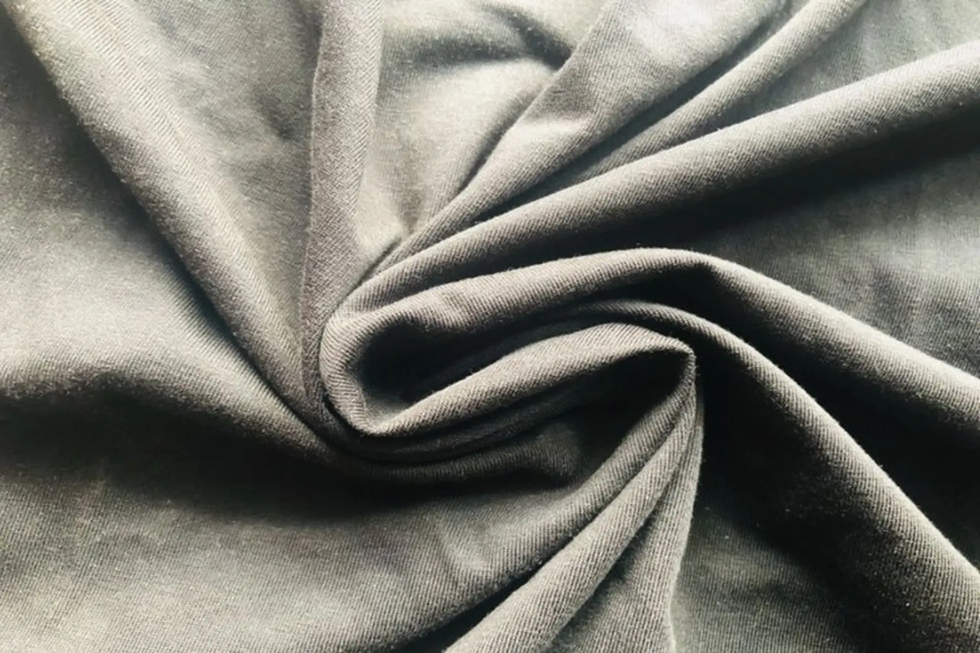 Tìm hiểu về vải cotton lụa là gì? Ưu  nhược điểm và cách bảo quản vải cotton lụa bền đẹp