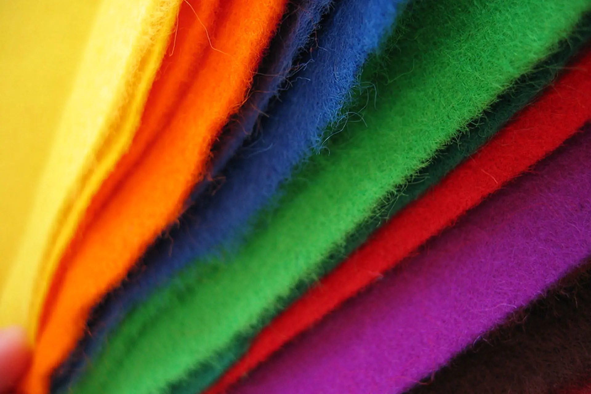 Vải dạ là gì? Tất cả những điều bạn cần biết về chất liệu ấm áp cho mùa đông