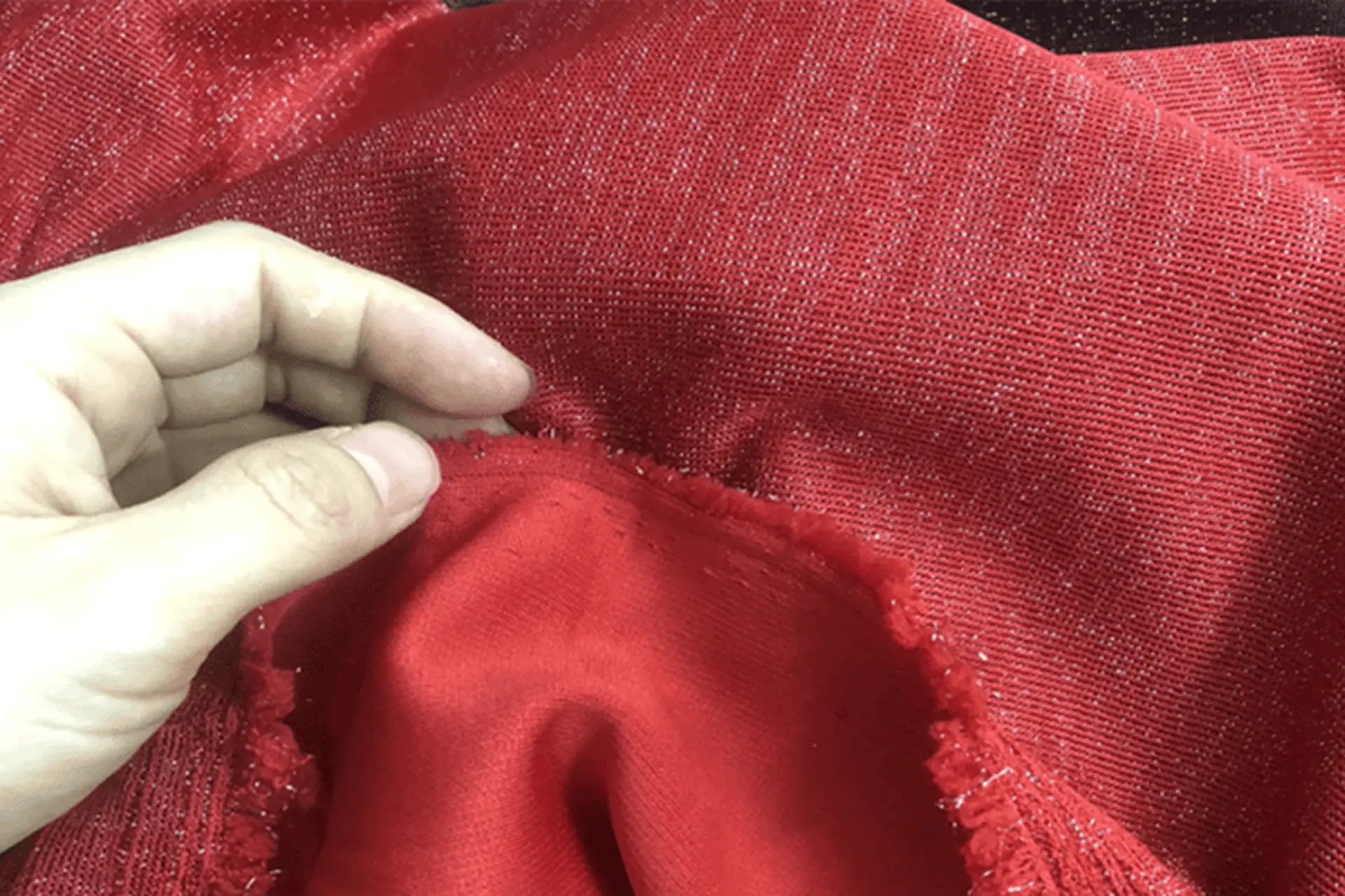 Mọi thông tin về vải kim tuyến? Ưu nhược điểm và ứng dụng của loại vải này là gì?