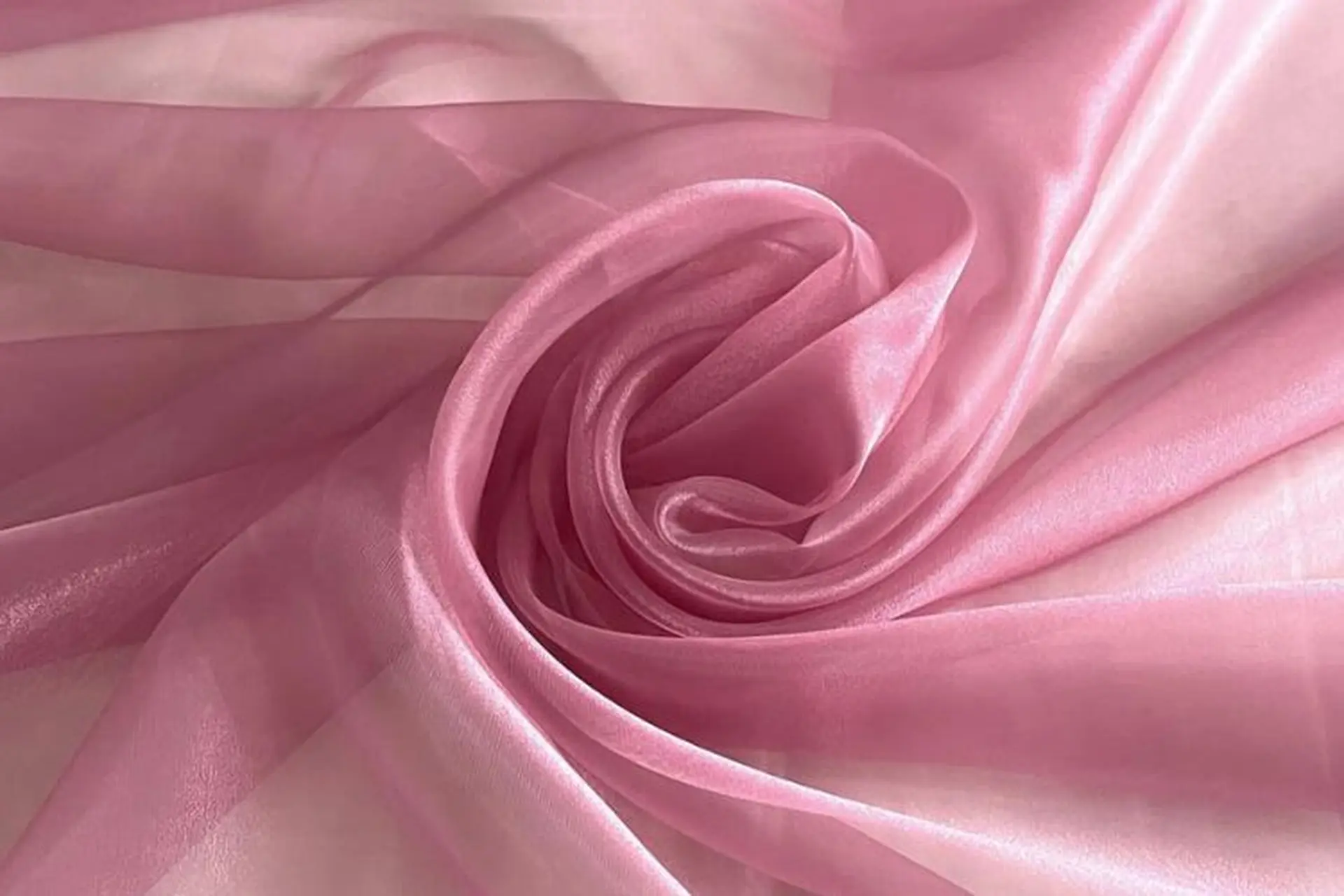 Vải organza là gì? Phân loại, ưu nhược điểm và ứng dụng của vải organza trong đời sống