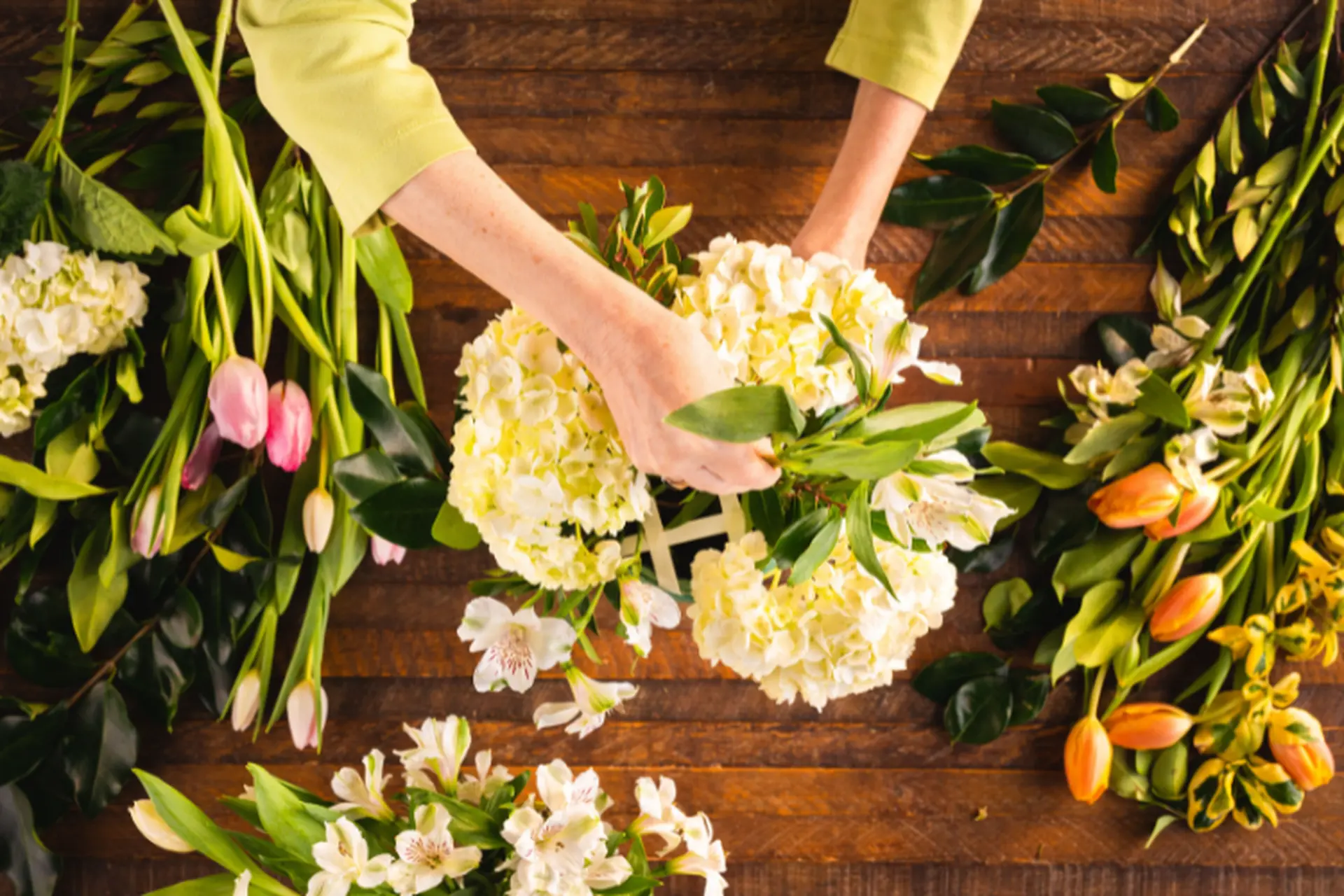 Về nhà mới nên cắm hoa gì để phù hợp với phong thủy và nghi lễ nhập trạch?