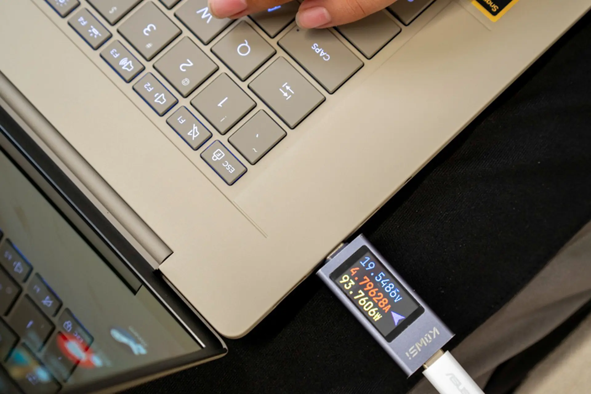Vì sao laptop Windows sạc nhanh hơn MacBook? Những yếu tố quyết định tốc độ sạc