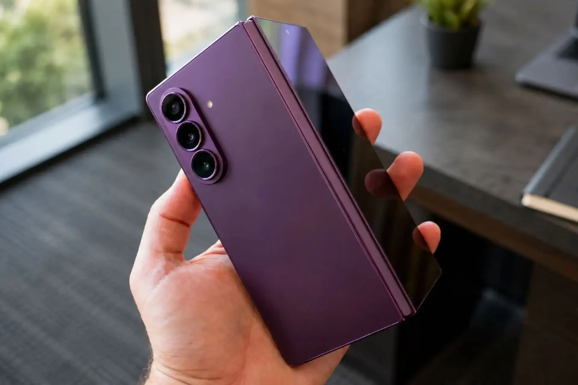 Video thực tế Galaxy Z Fold8 Ultra lộ diện, nếp gấp màn hình gần như biến mất