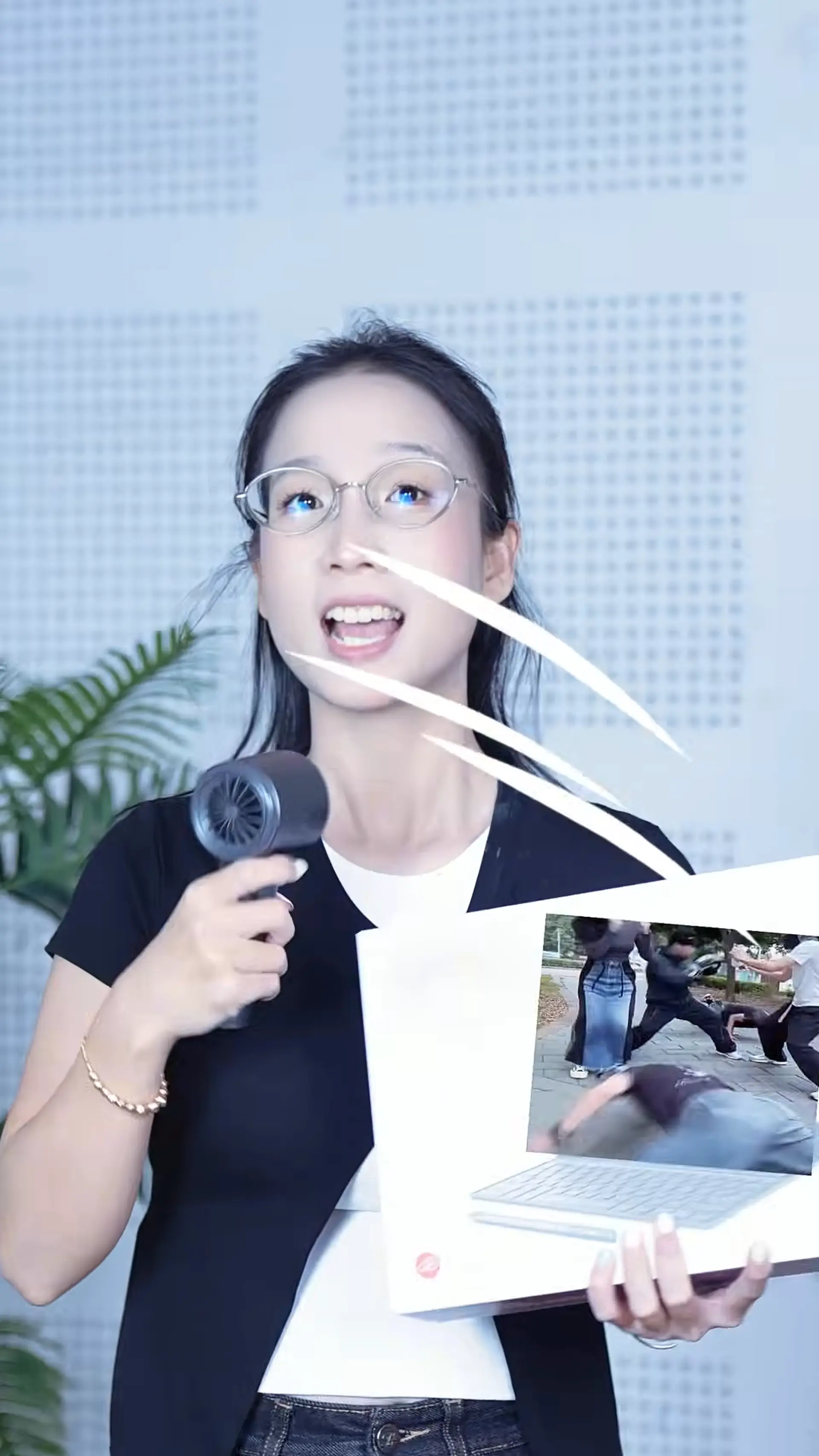 Đứa nào cũng có một đứa bạn chuyên mượn quạt.